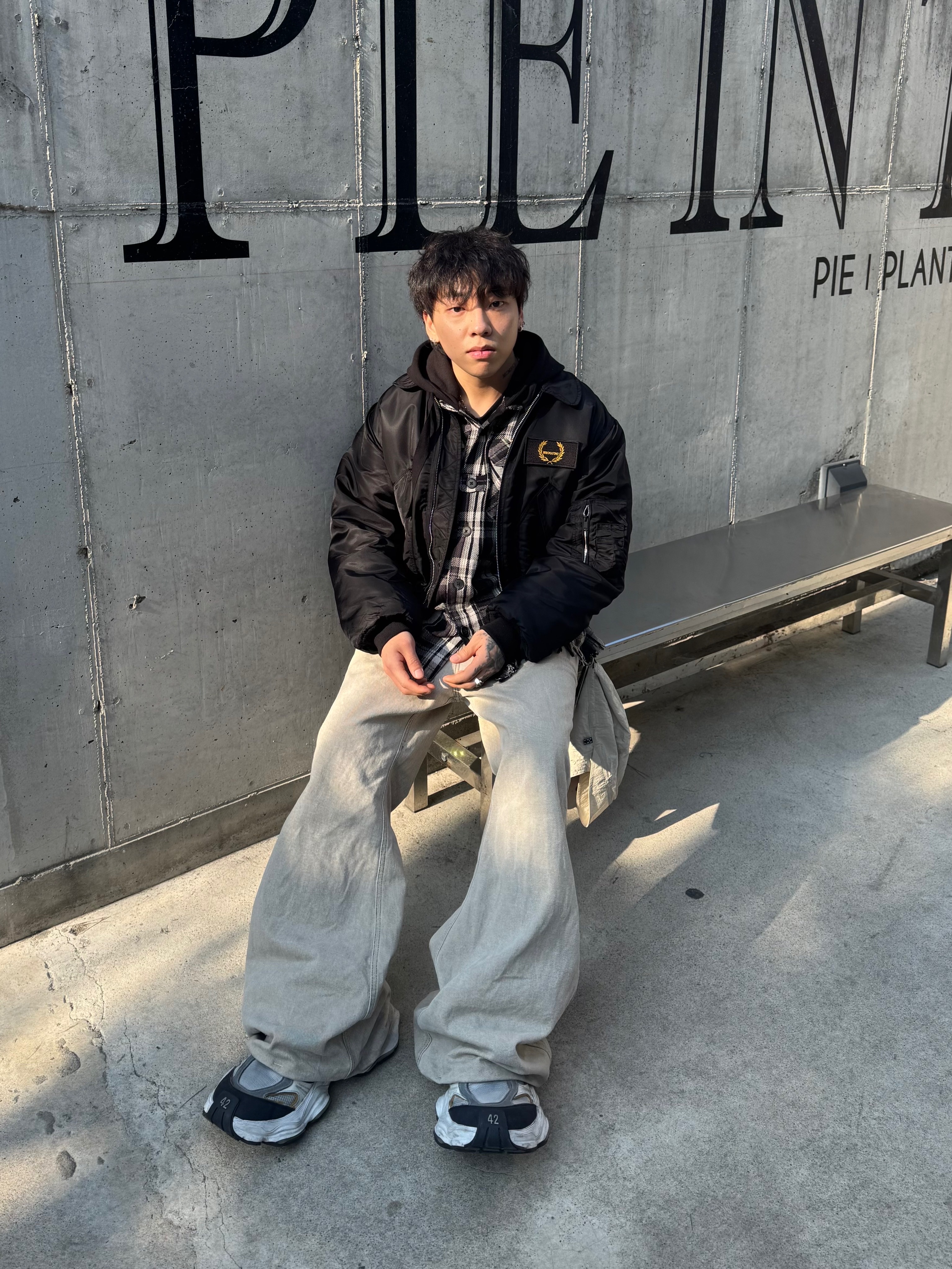 Balenciaga Cargo Sneakers White Grey 착용 스타일 - 3