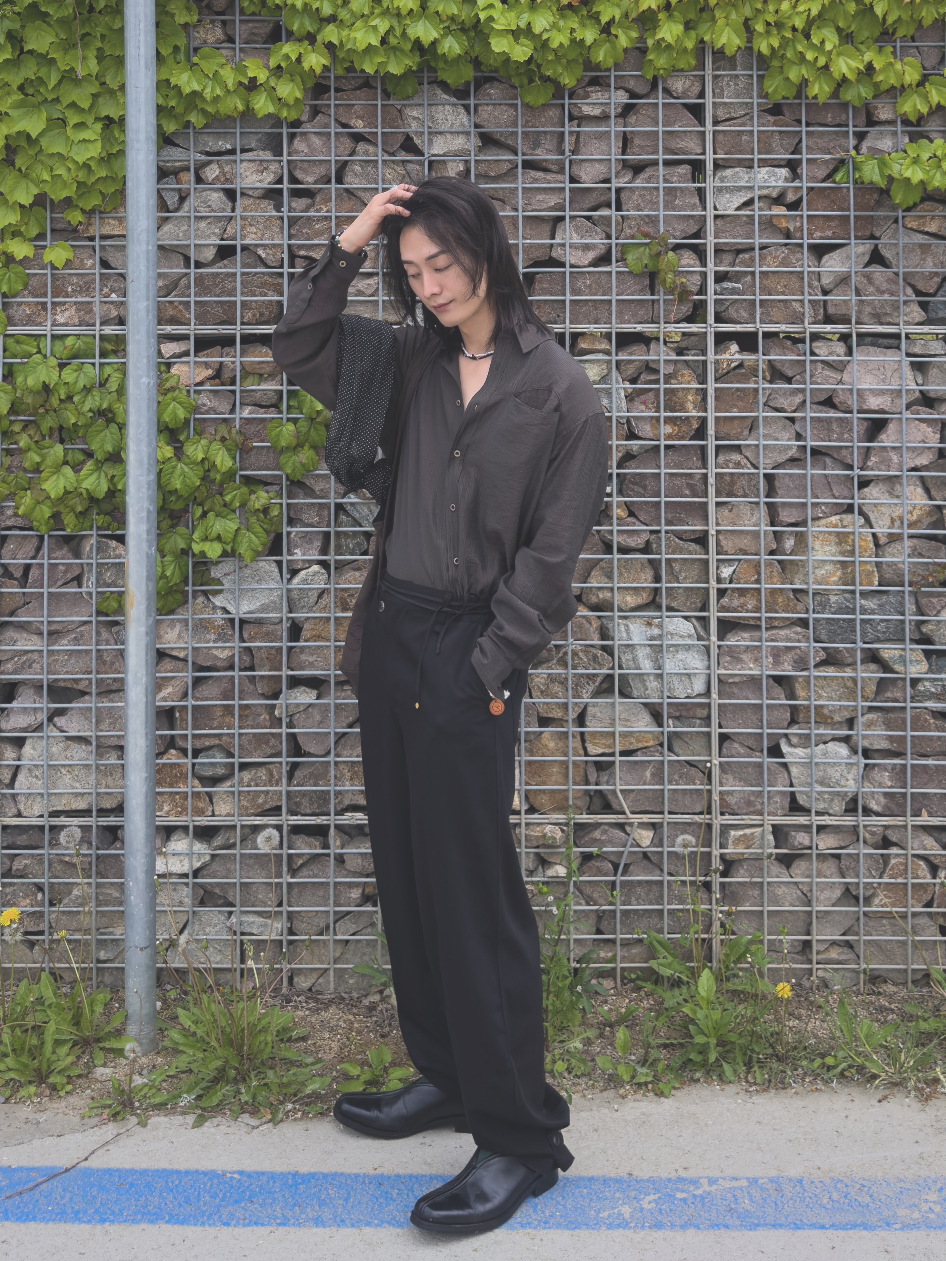 NA A NANA Stripe Silky Shirt Olive Brown, NA A NANA Curved Fly Slacks Black 착용 스타일 - 4