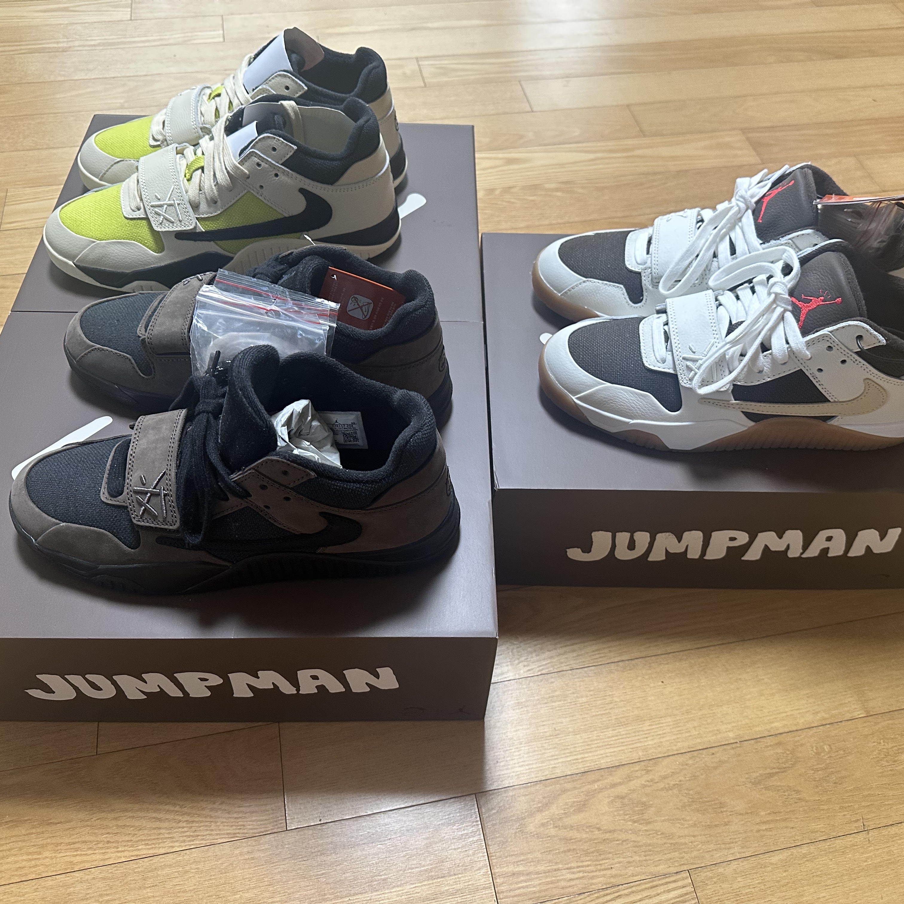 Jordan x Travis Scott Jumpman Jack TR Bright Cactus, Jordan x Travis Scott Jumpman Jack TR Black and Dark Mocha 착용 스타일 - 1