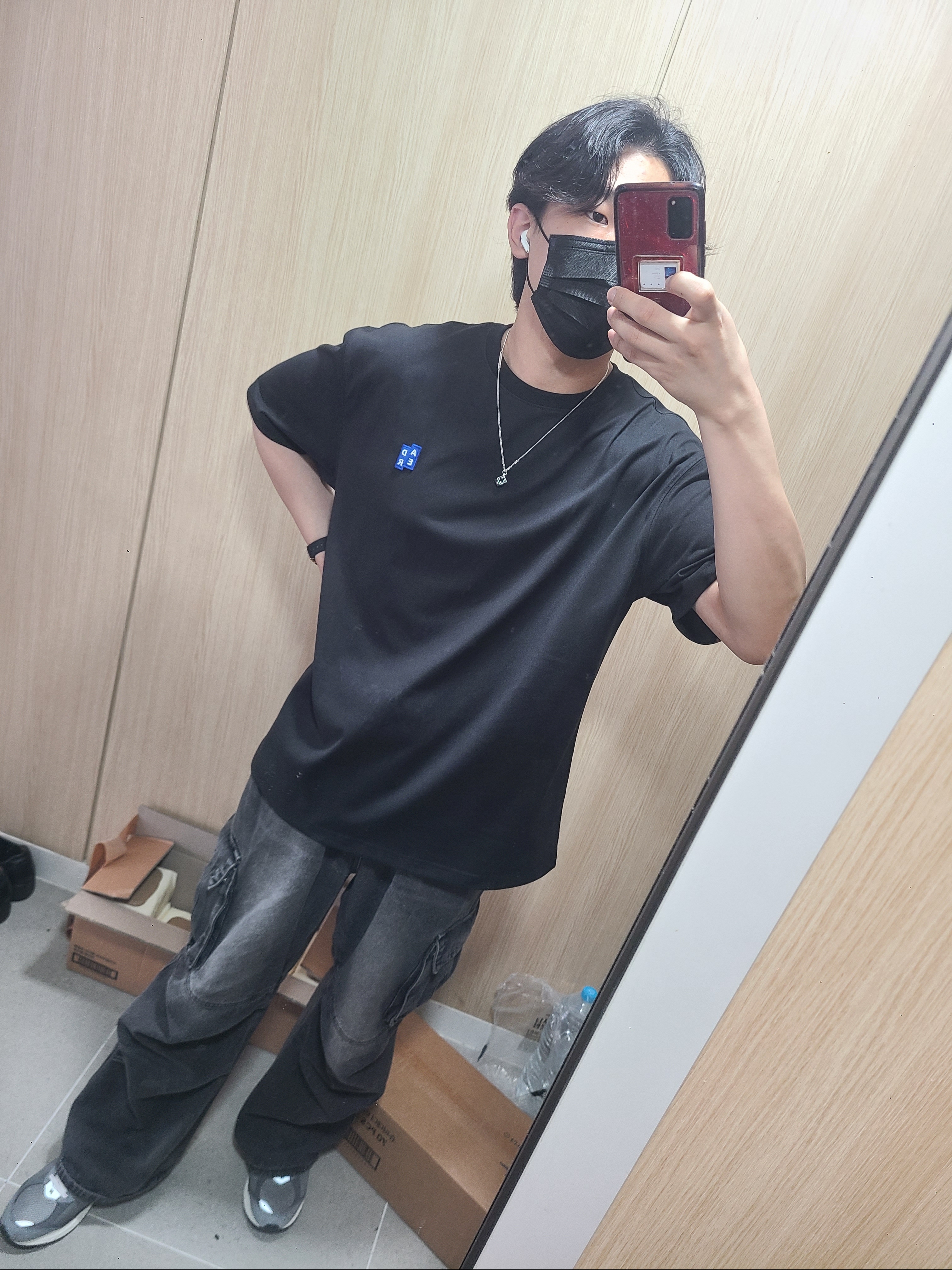 Ader Error Sig; TRS/BL Tag T-Shirt 01 Black, New Balance 2002R Premium Vintage Grey 착용 스타일