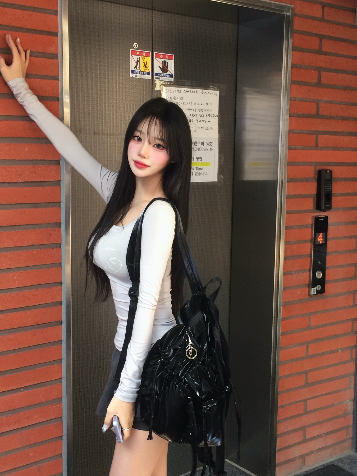 Don't Ask My Plan 4pocket Mini Yuneseul Backpack - black 착용 스타일 - 1