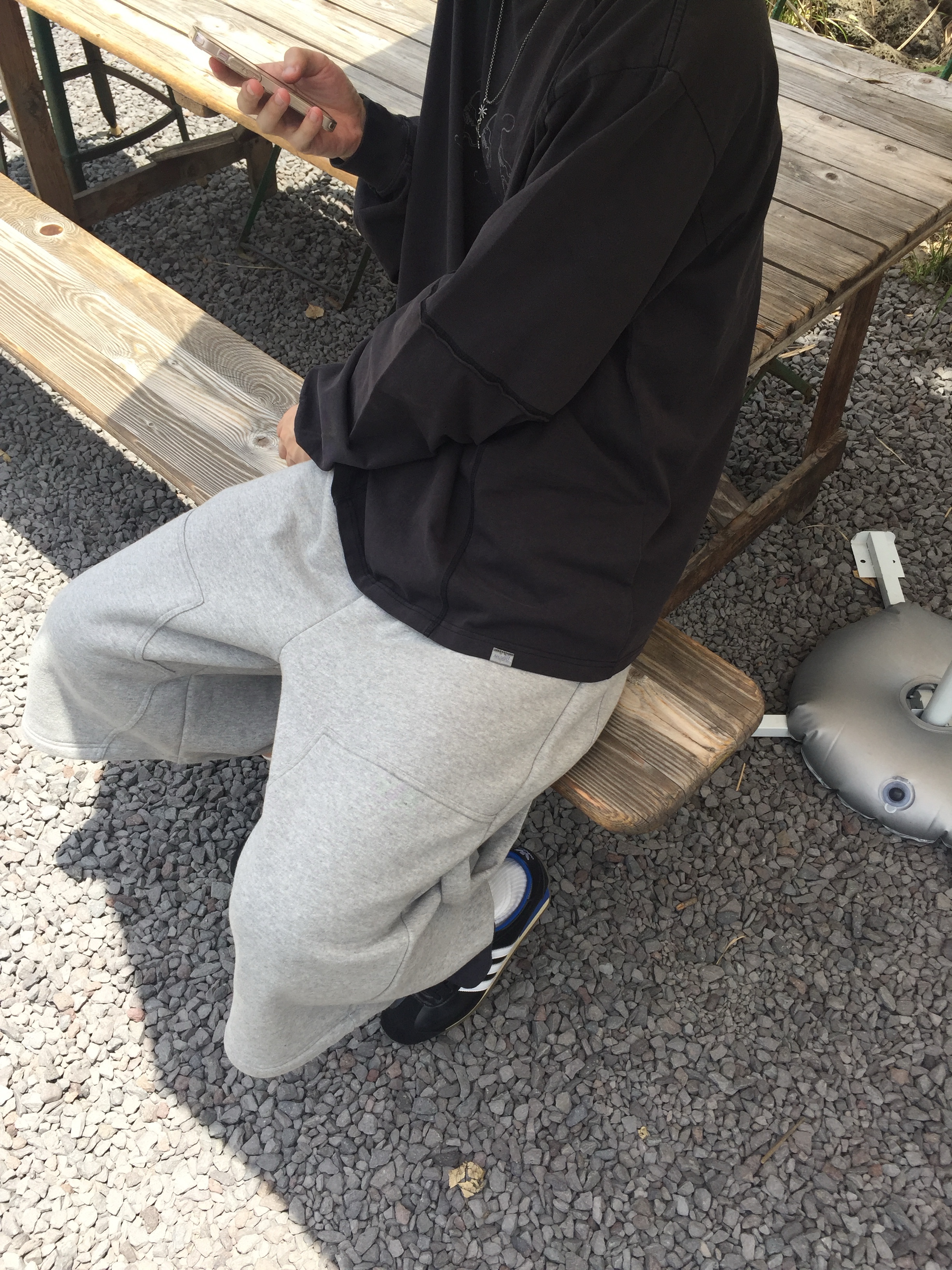 NOMANUAL Slash Long Sleeve Tee Washed Black, Adidas x Yeseyesee Country OG Core Black Cloud White 착용 스타일 - 1
