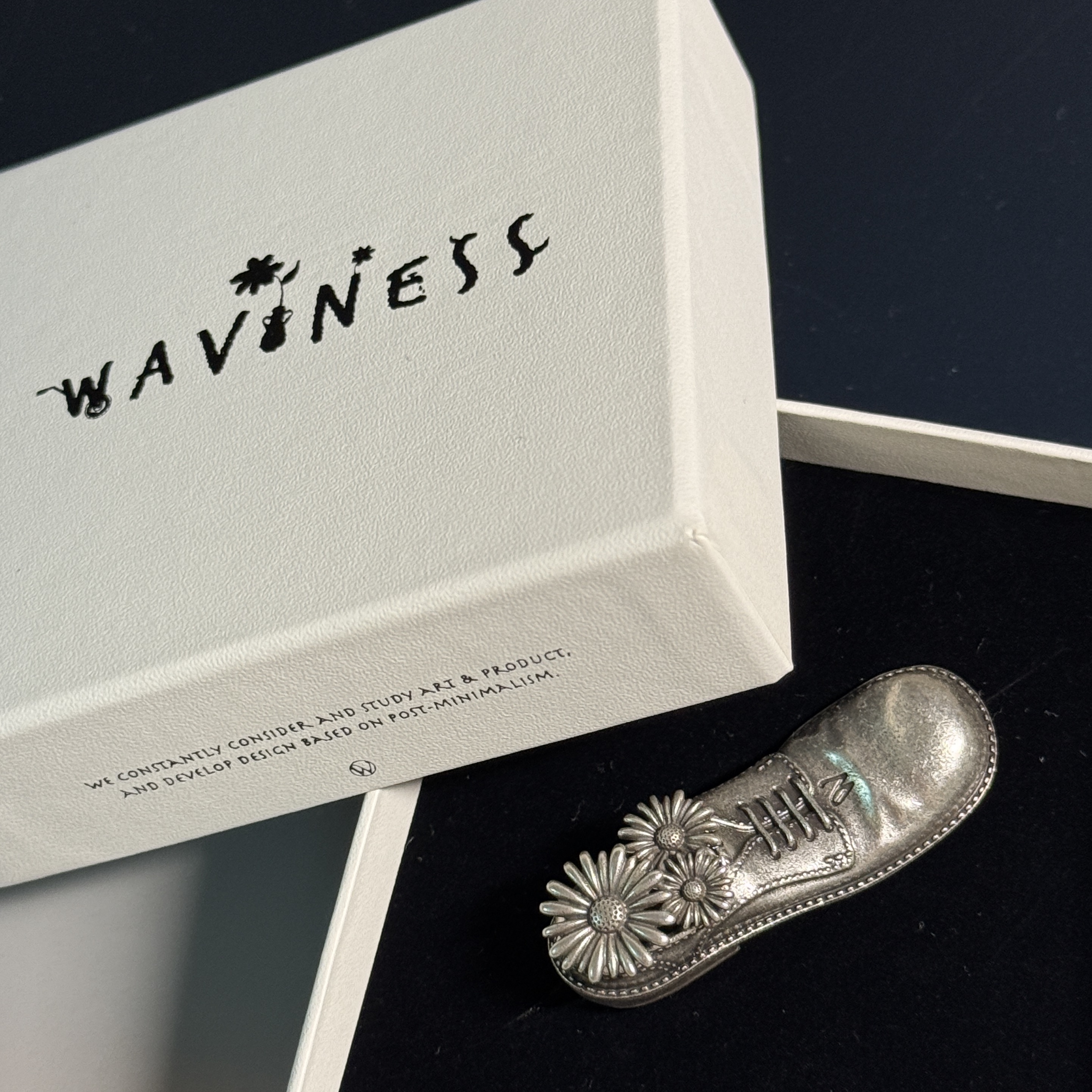 Waviness Flower Derby Tie Pin 착용 스타일