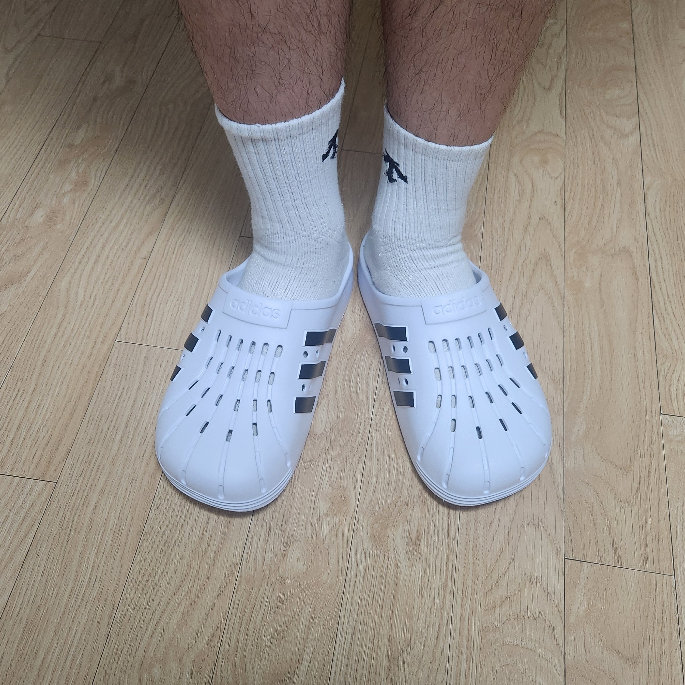 Adidas Adilette Clog White Black 착용 스타일