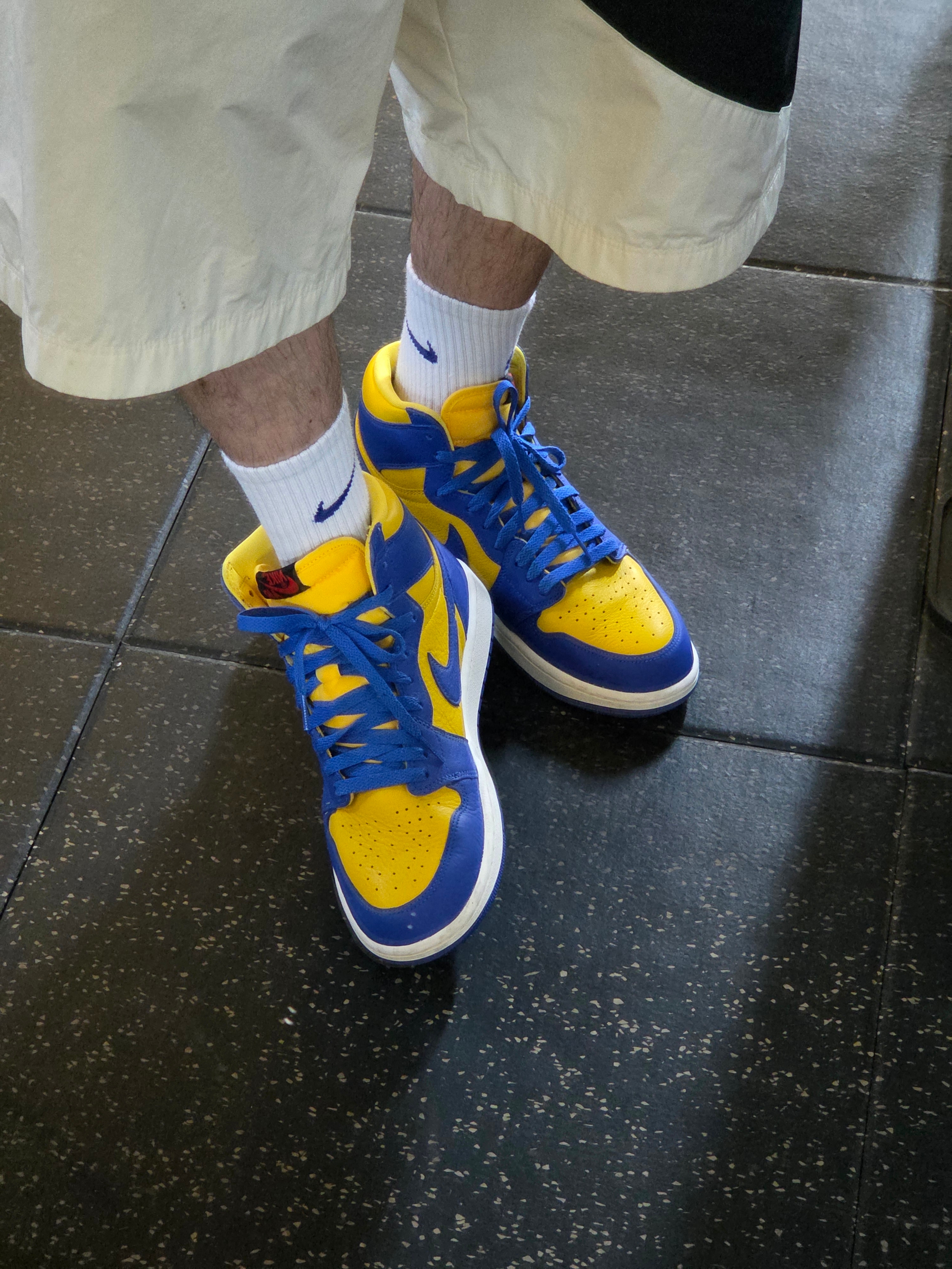 (W) Jordan 1 Retro High OG Game Royal and Varsity Maize 착용 스타일 - 1