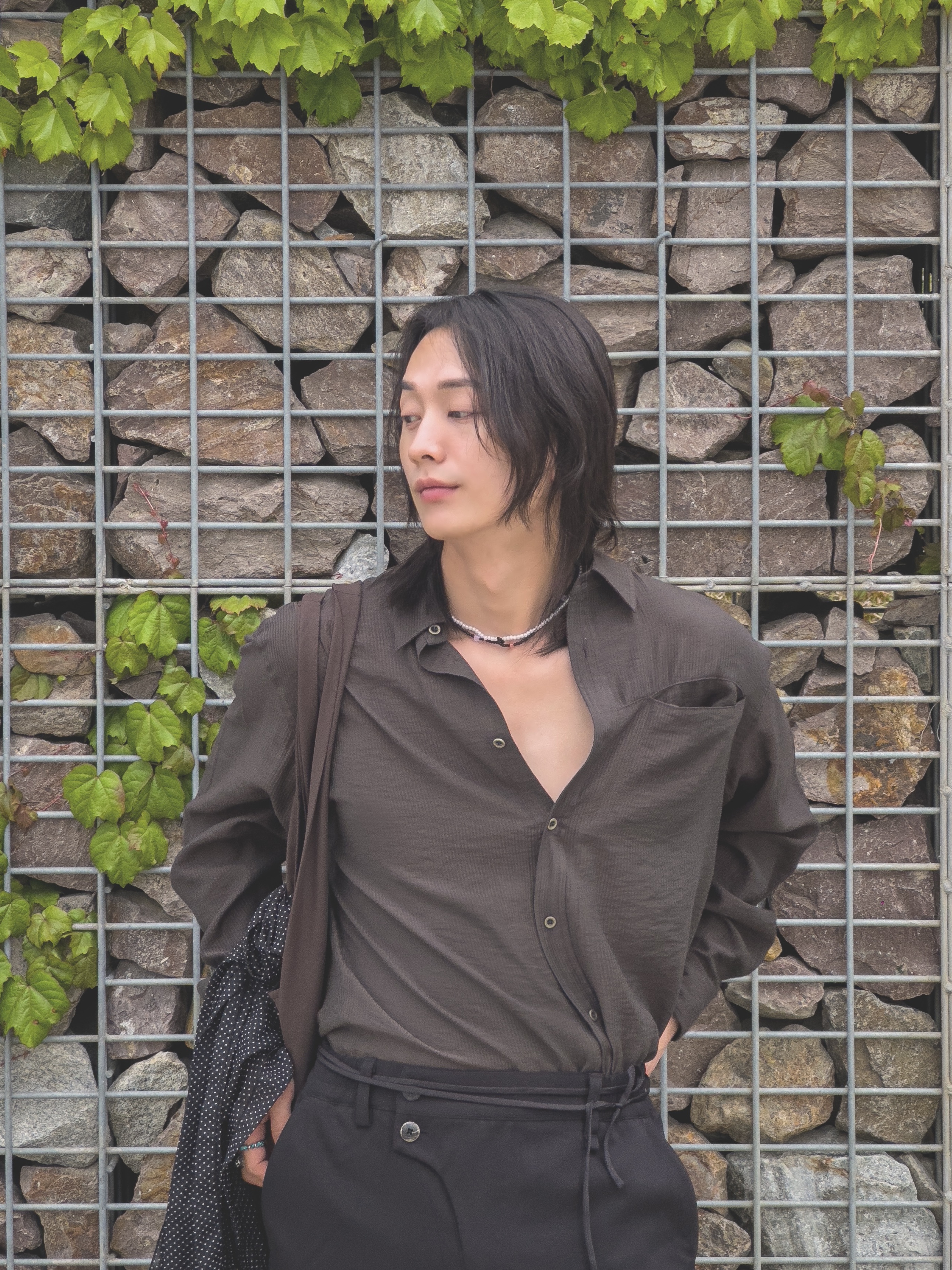 NA A NANA Stripe Silky Shirt Olive Brown, NA A NANA Curved Fly Slacks Black 착용 스타일 - 2