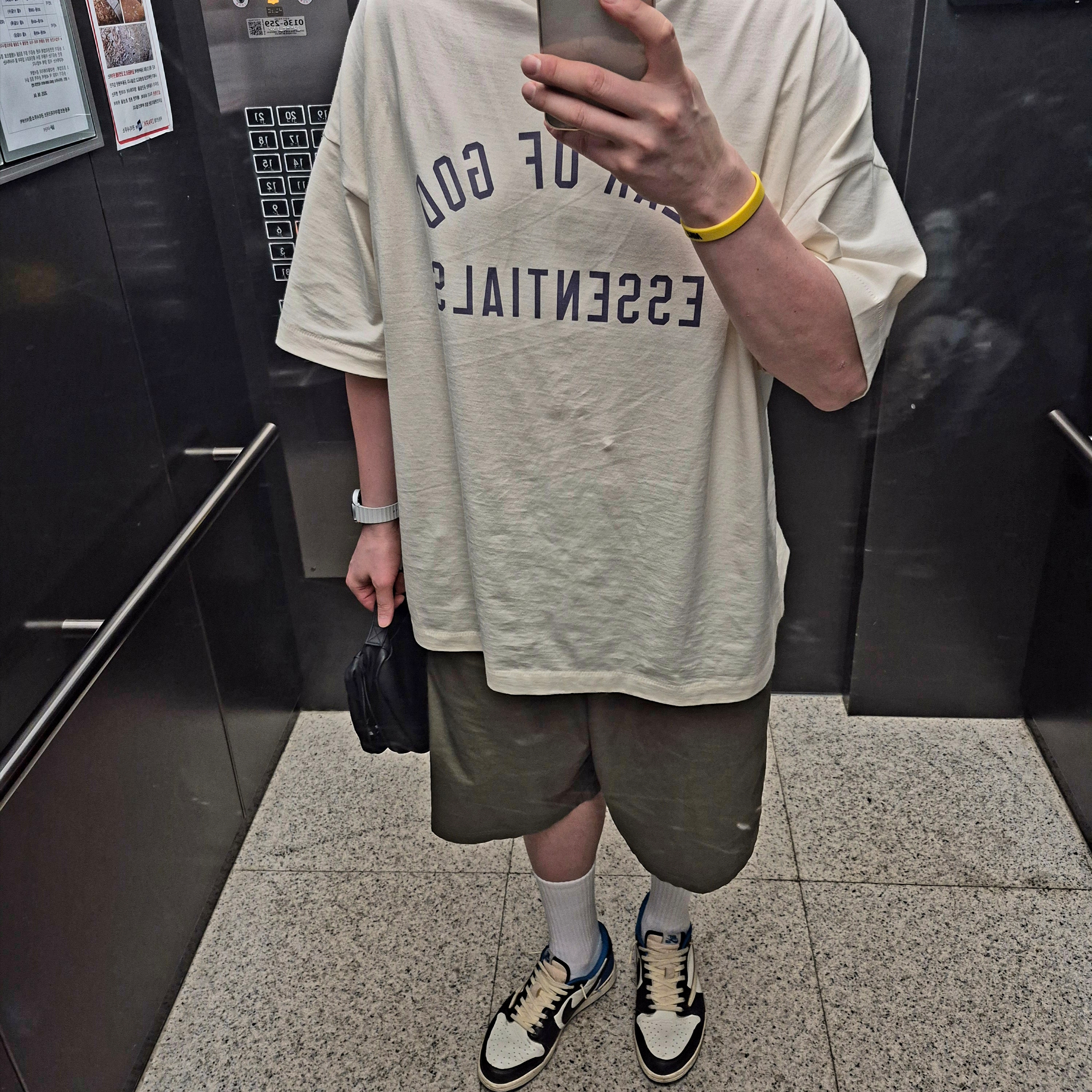 Essentials Jersey Crewneck Tee Shell - 24FW, Jordan 1 x Travis Scott x Fragment Retro Low OG SP Military Blue 착용 스타일