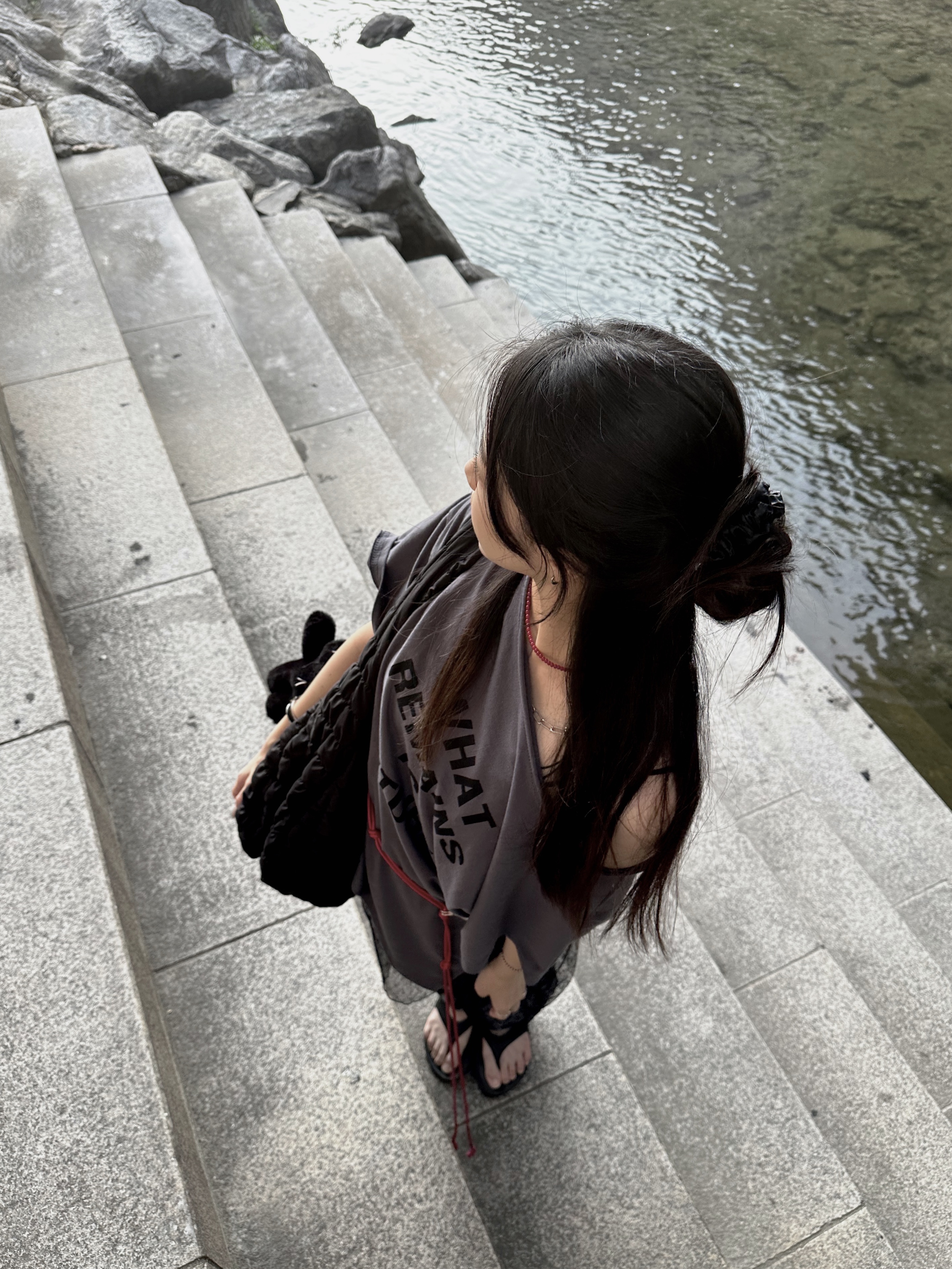 Oofos OOriginal Black, COS Quilted Oversized Shoulder Bag Black 착용 스타일 - 4