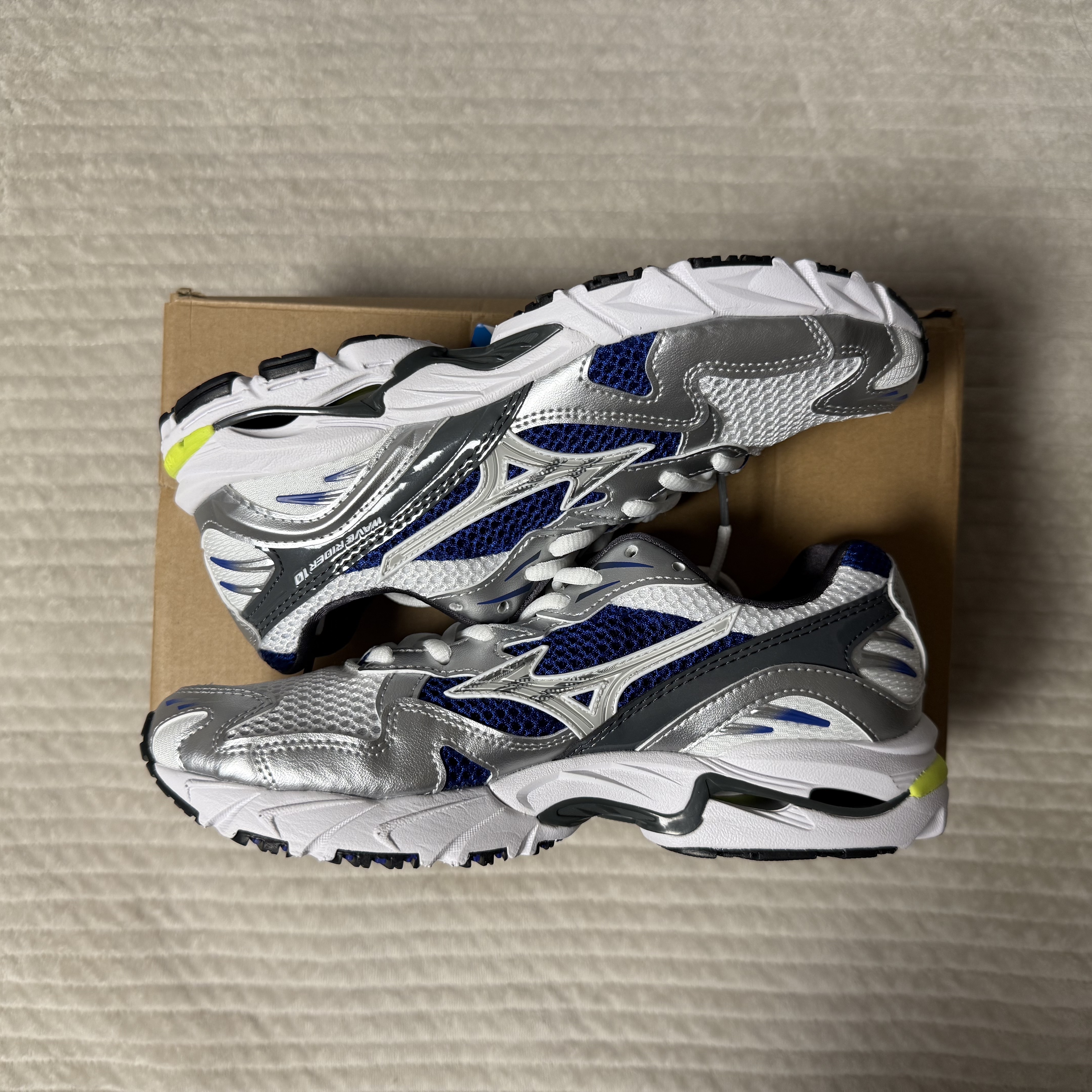 Mizuno Wave Rider 10 White Silver Surf the Web 착용 스타일 - 2