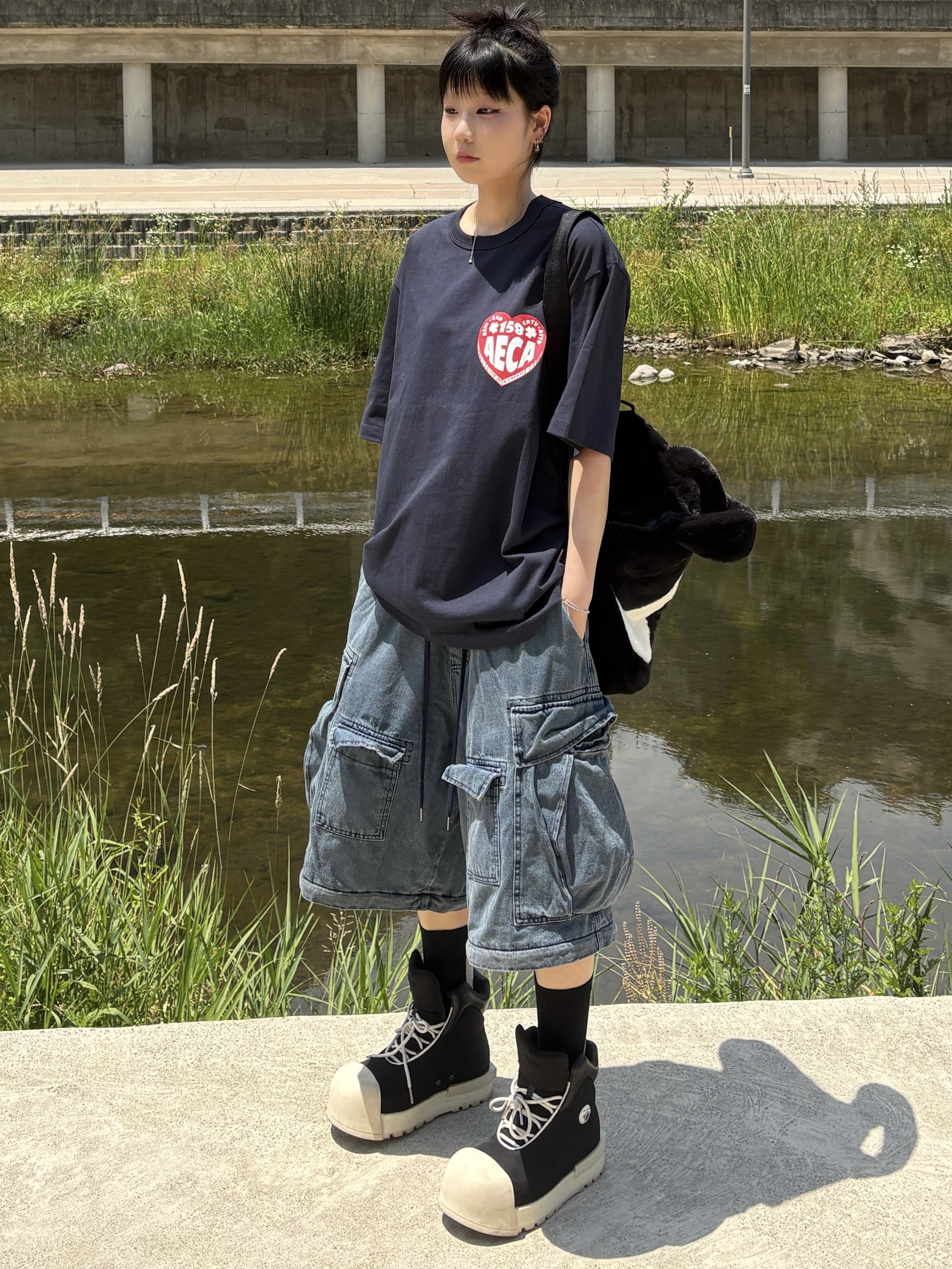 Nike NSW Faux Fur Tote Bag Black, Customellow Graphic Socks Black 착용 스타일 - 1