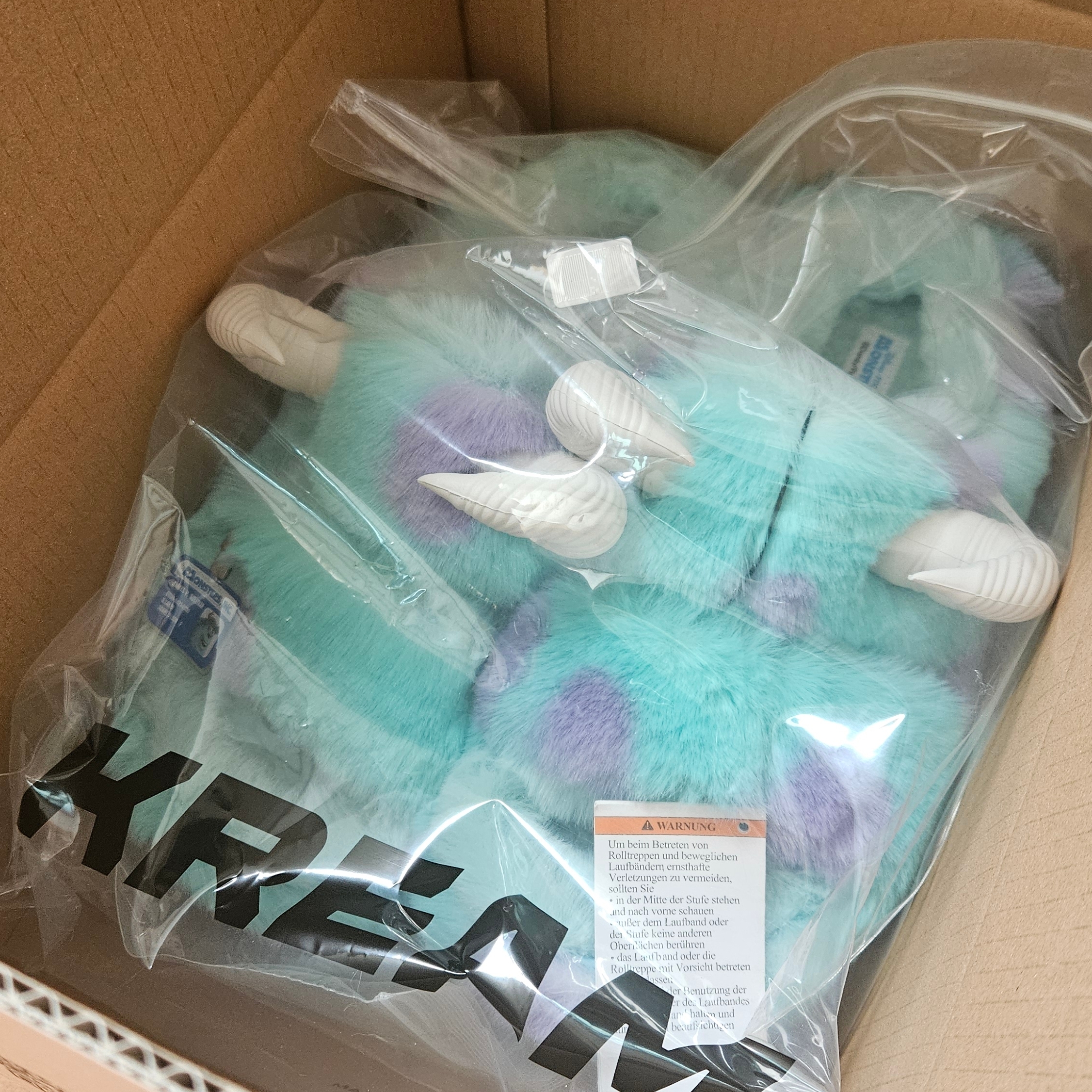 Crocs x Disney Pixar Monters, Inc. Sulley Classic Cozzzy Sandal Multi 착용 스타일 - 2