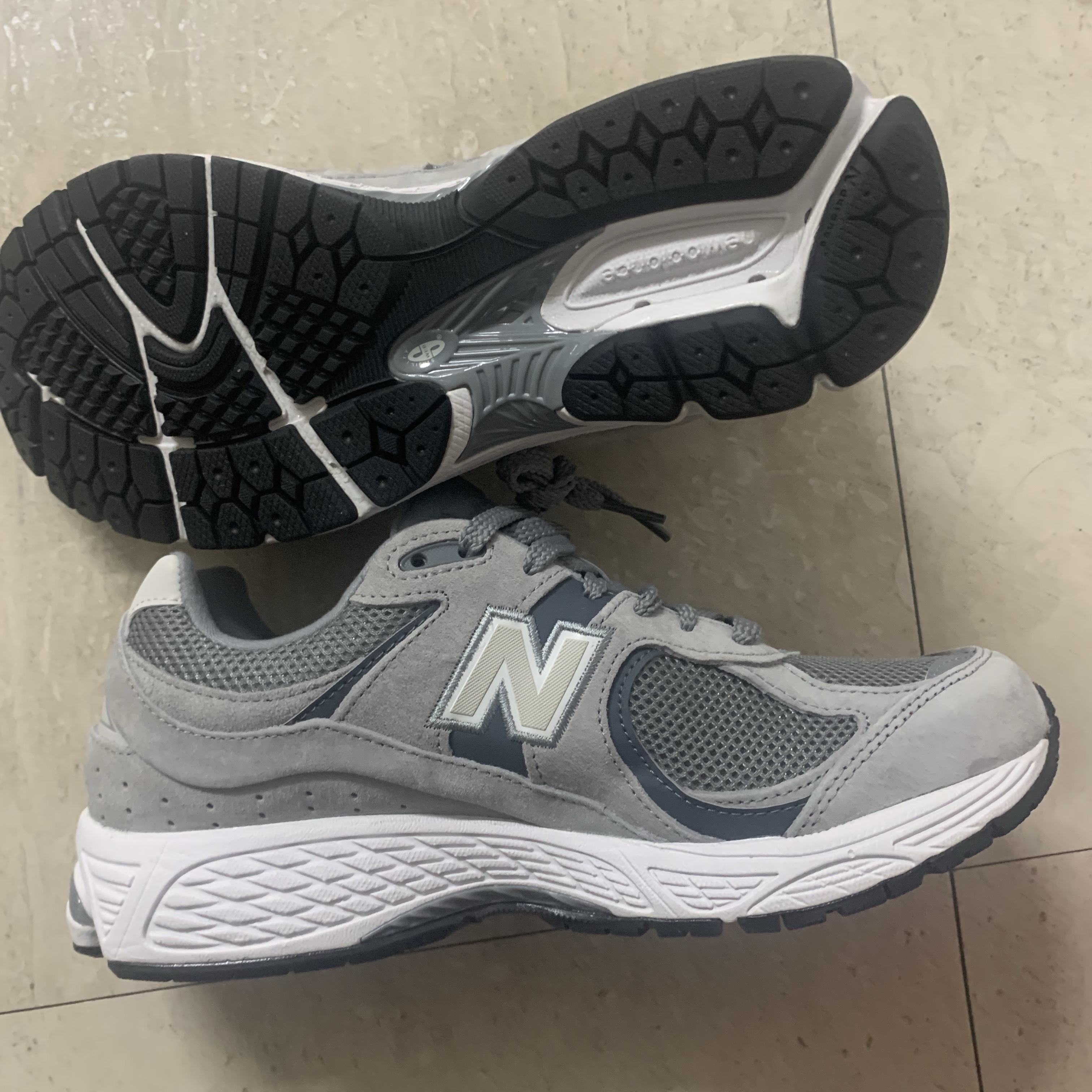 New Balance 2002R Steel Grey Orca 착용 스타일 - 1