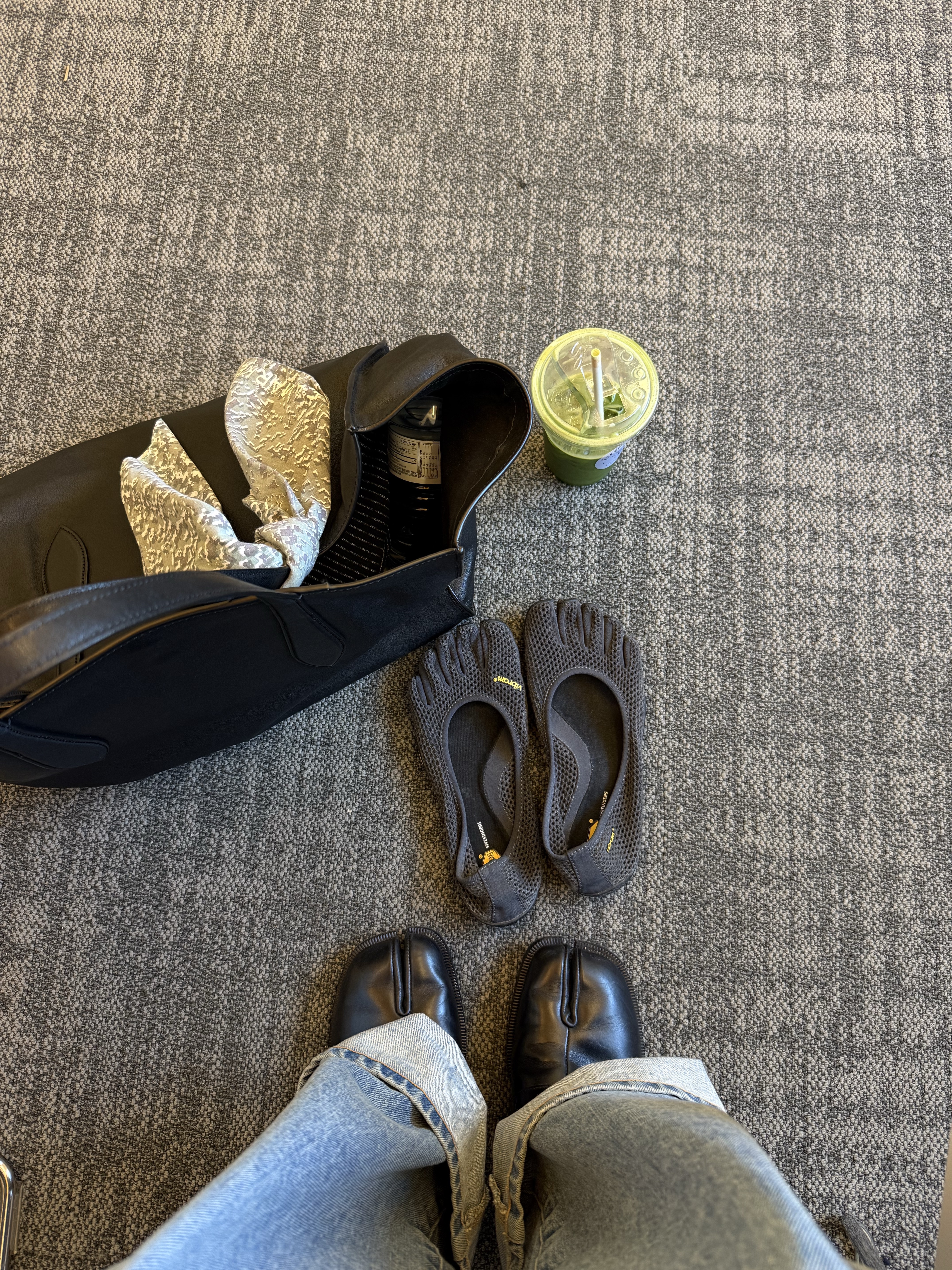 (W) Vibram Fivefingers Vi-B Black, Maison Margiela Tabi Leather Lace-Up Shoes Black 착용 스타일 - 2