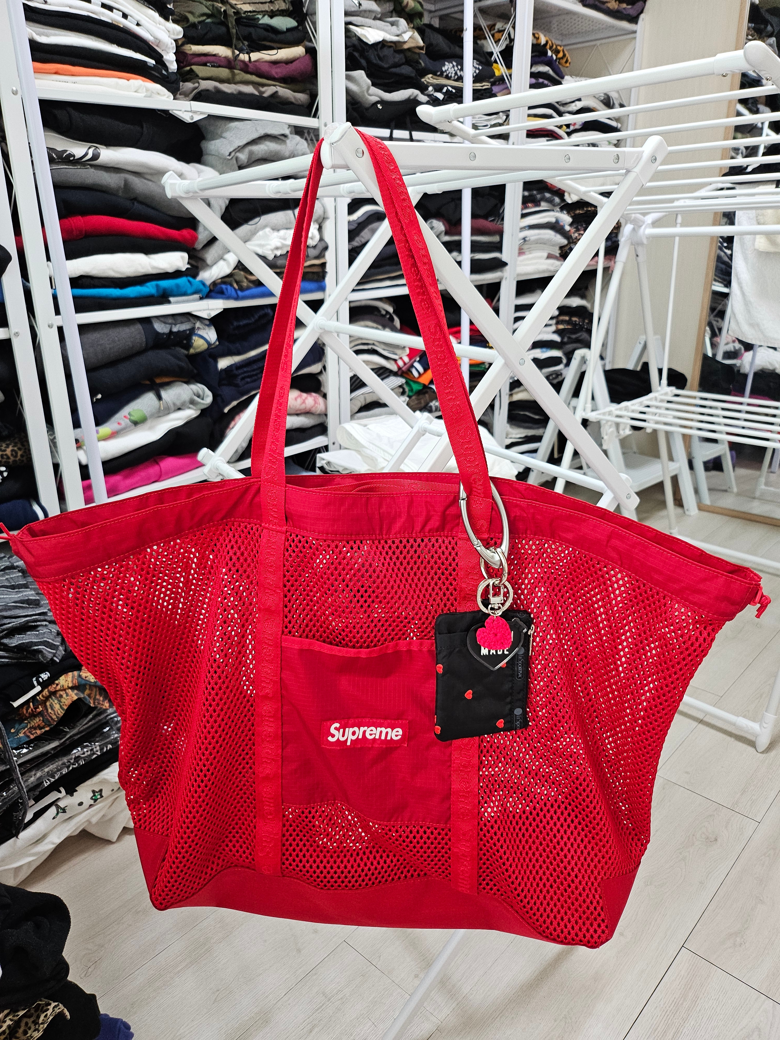 Supreme Mesh Tote Bag Red - 25SS, Oakley Essential Icon Carabiner Silver 착용 스타일
