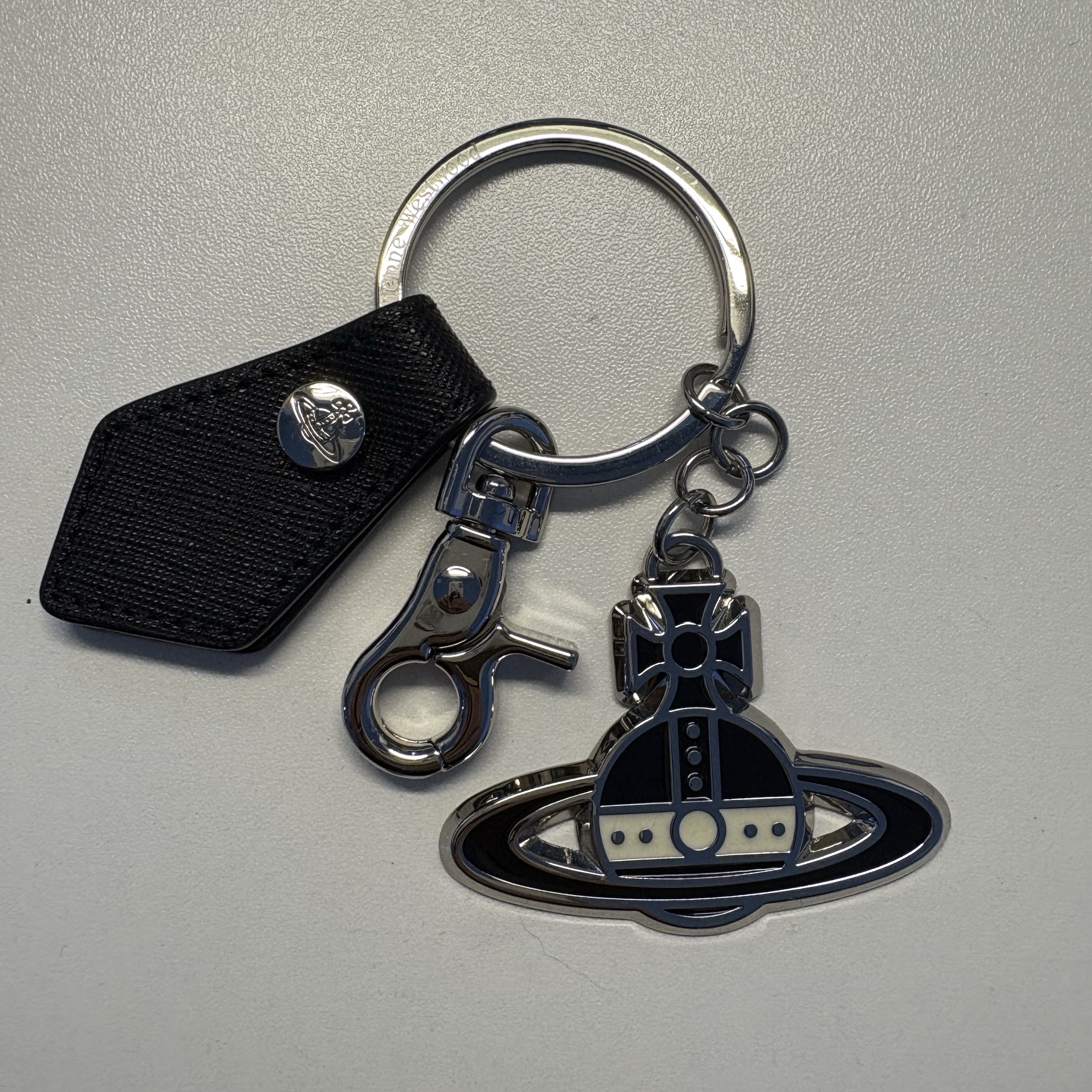Vivienne Westwood Saffiano Black and White Keyring Black 착용 스타일 - 1