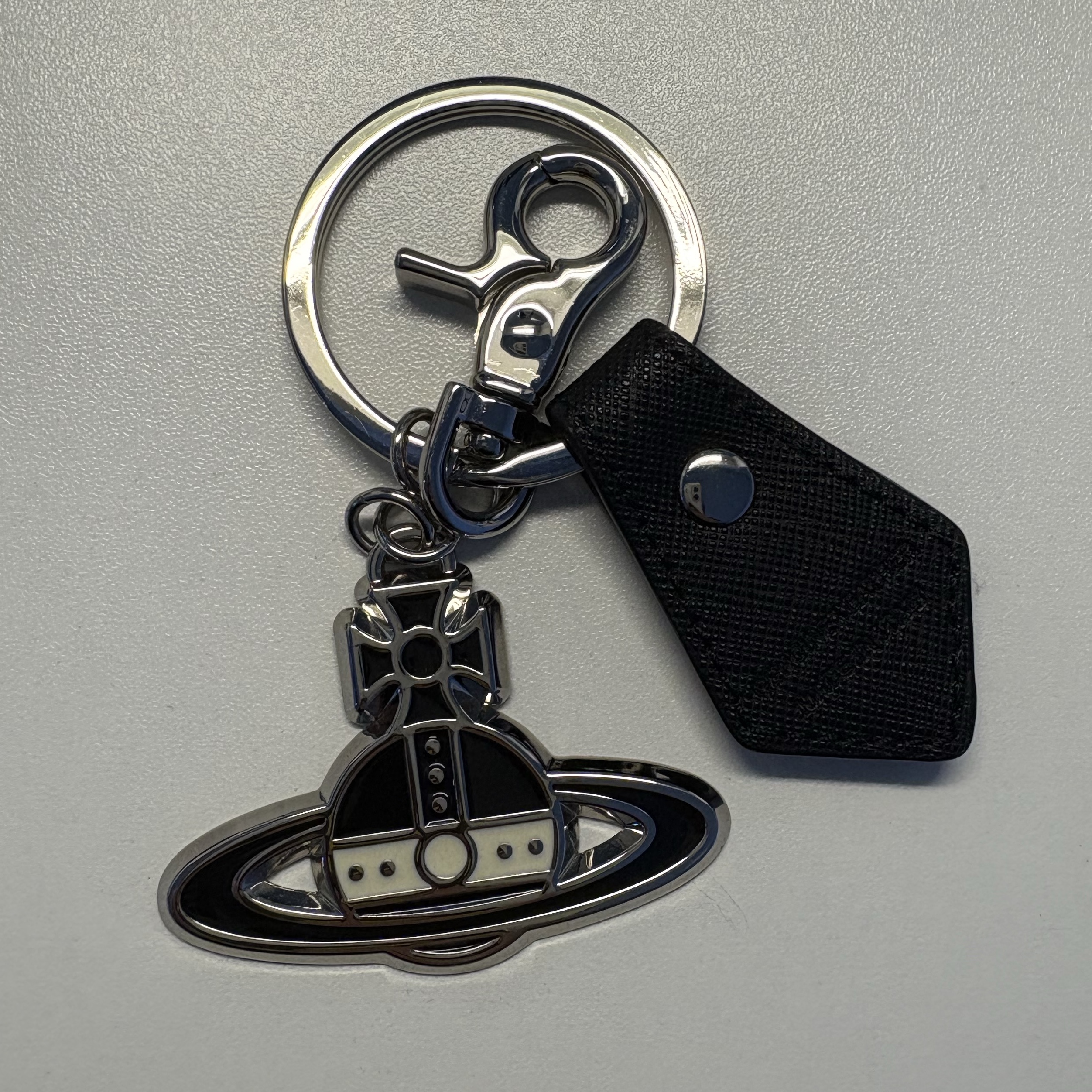Vivienne Westwood Saffiano Black and White Keyring Black 착용 스타일 - 2