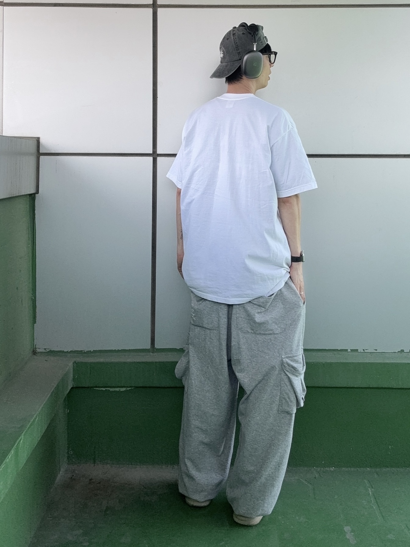 Adidas Yeezy Slide Bone 2022/2023, Supreme Collage T-Shirt White - 24SS 착용 스타일 - 6