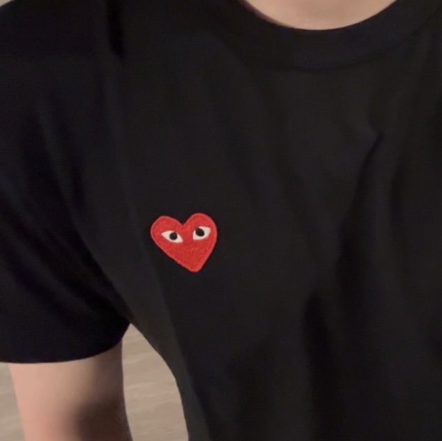 Play Comme des Garcons Red Heart T-Shirt Black 착용 스타일
