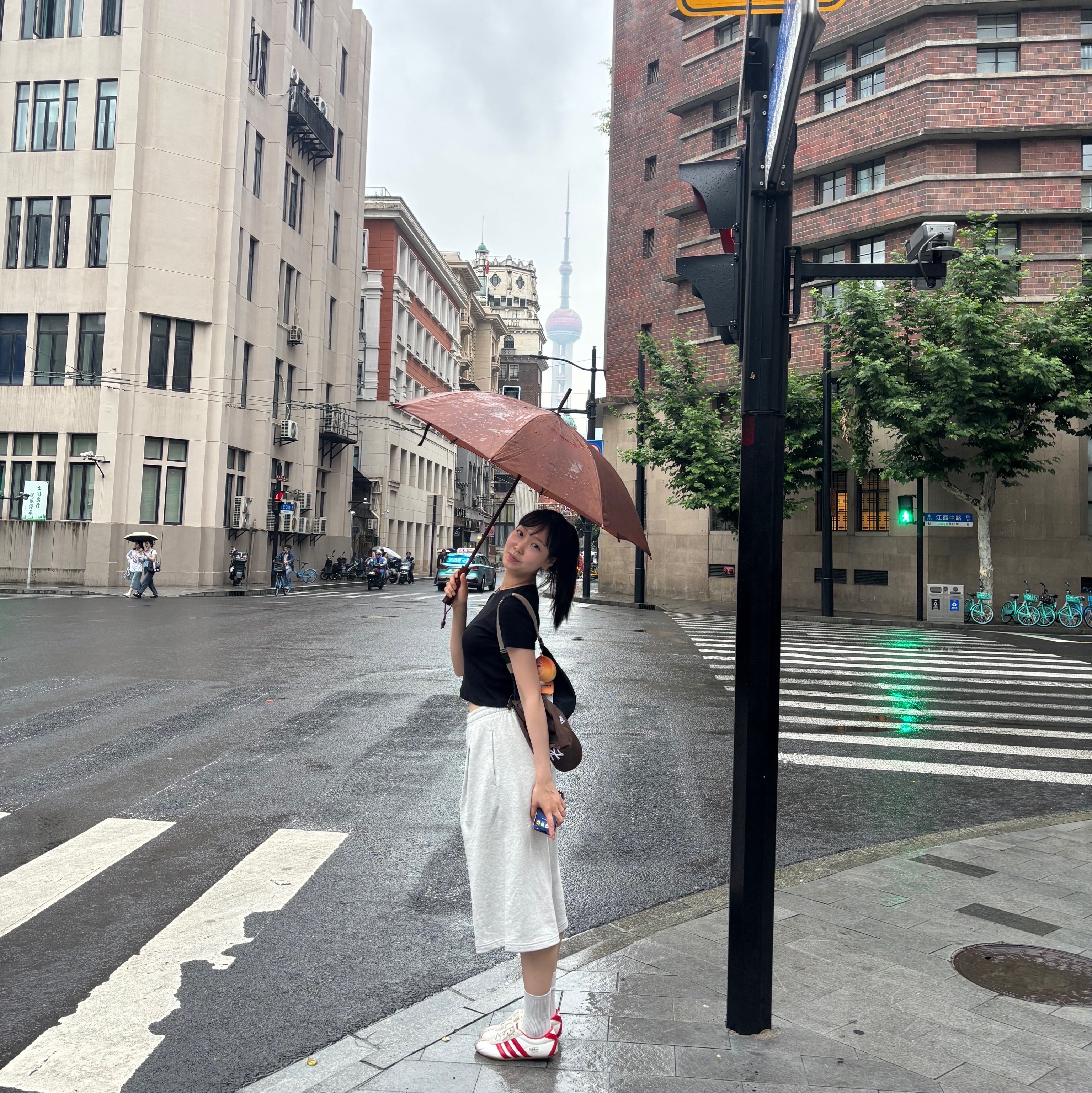 (W) Adidas Tokyo Off White Better Scarlet 착용 스타일 - 2