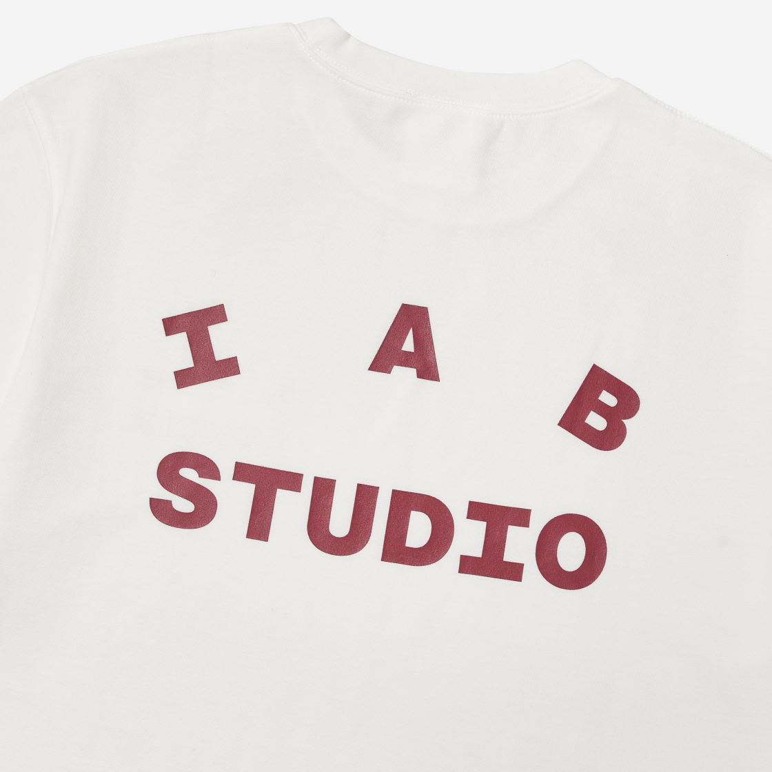 ★送料 関税込★IAB Studio★IAB Studio T-Shirt White Burgundy 아이앱 스튜디오 티셔츠 화이트 버건디 | IAB Studio | KREAM