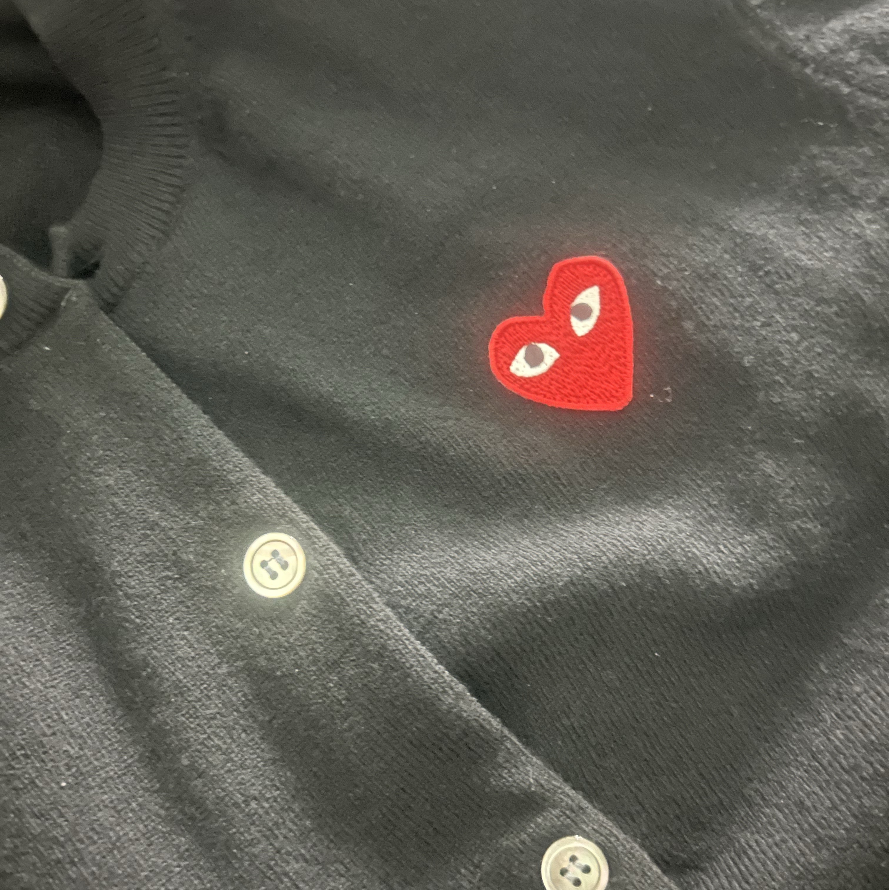 Play Comme des Garcons Red Heart Knit Cardigan Black 착용 스타일