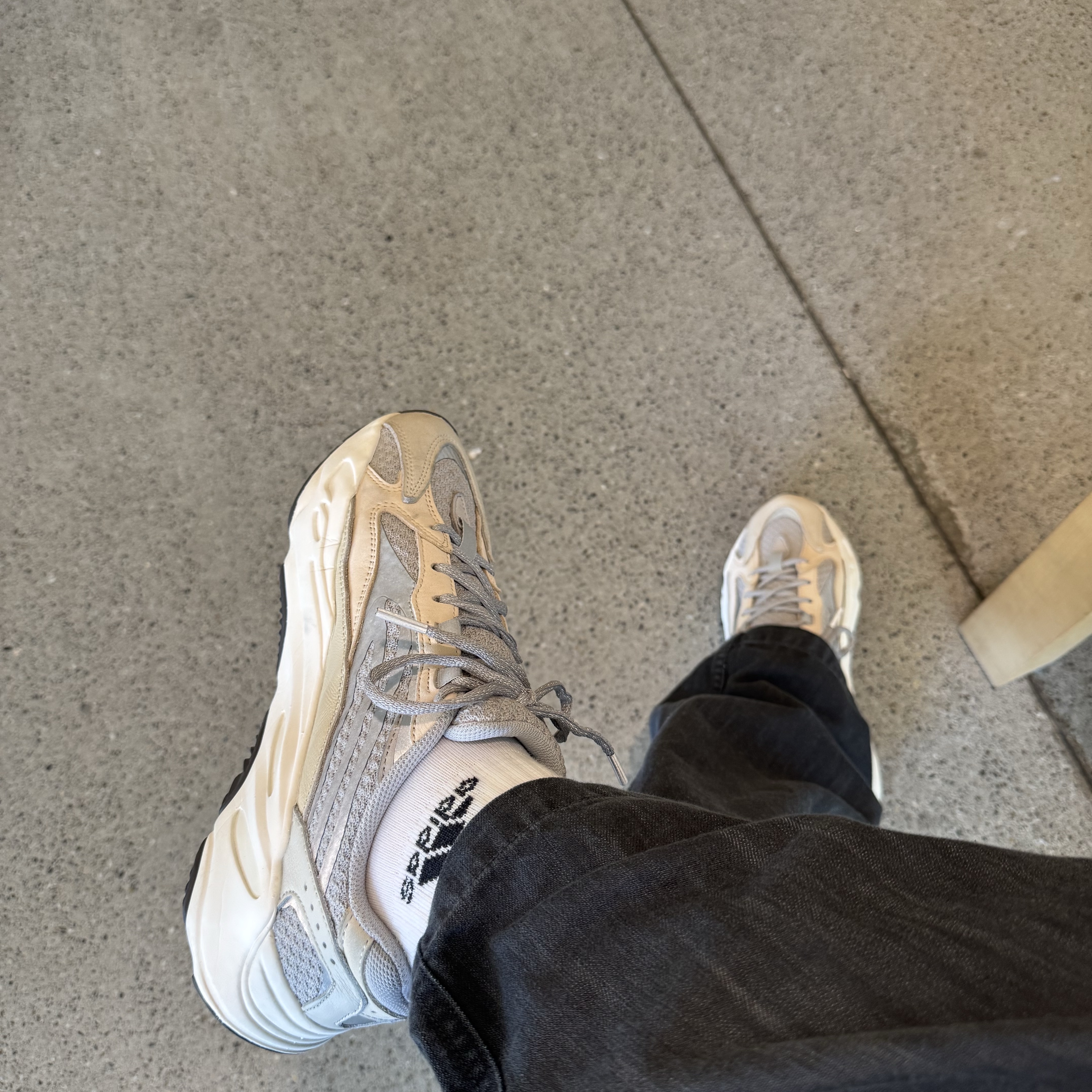 Adidas Yeezy Boost 700 V2 Cream 착용 스타일