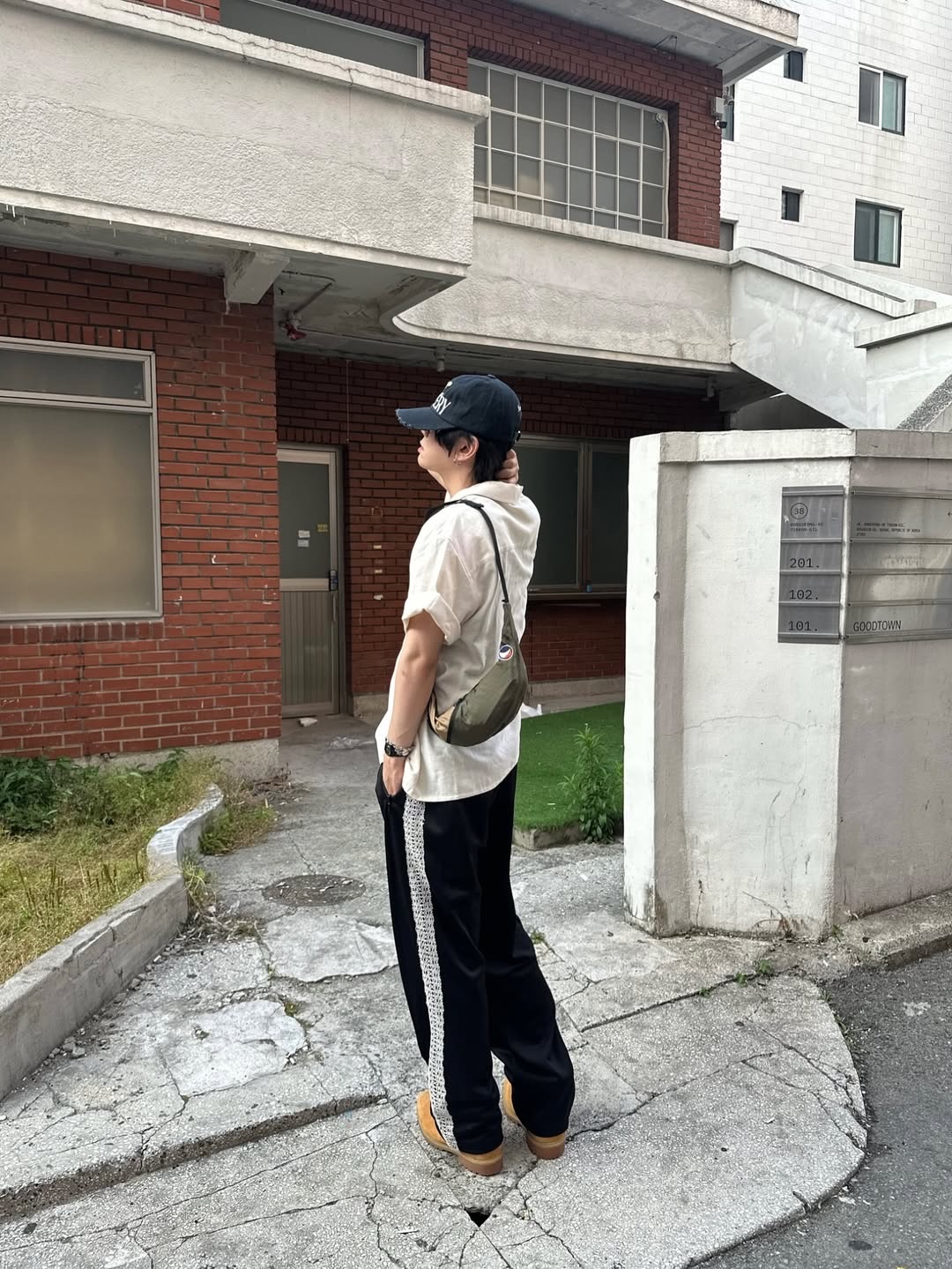 Ticket To The Moon Recycled Sling Bag Army Green Brown 착용 스타일