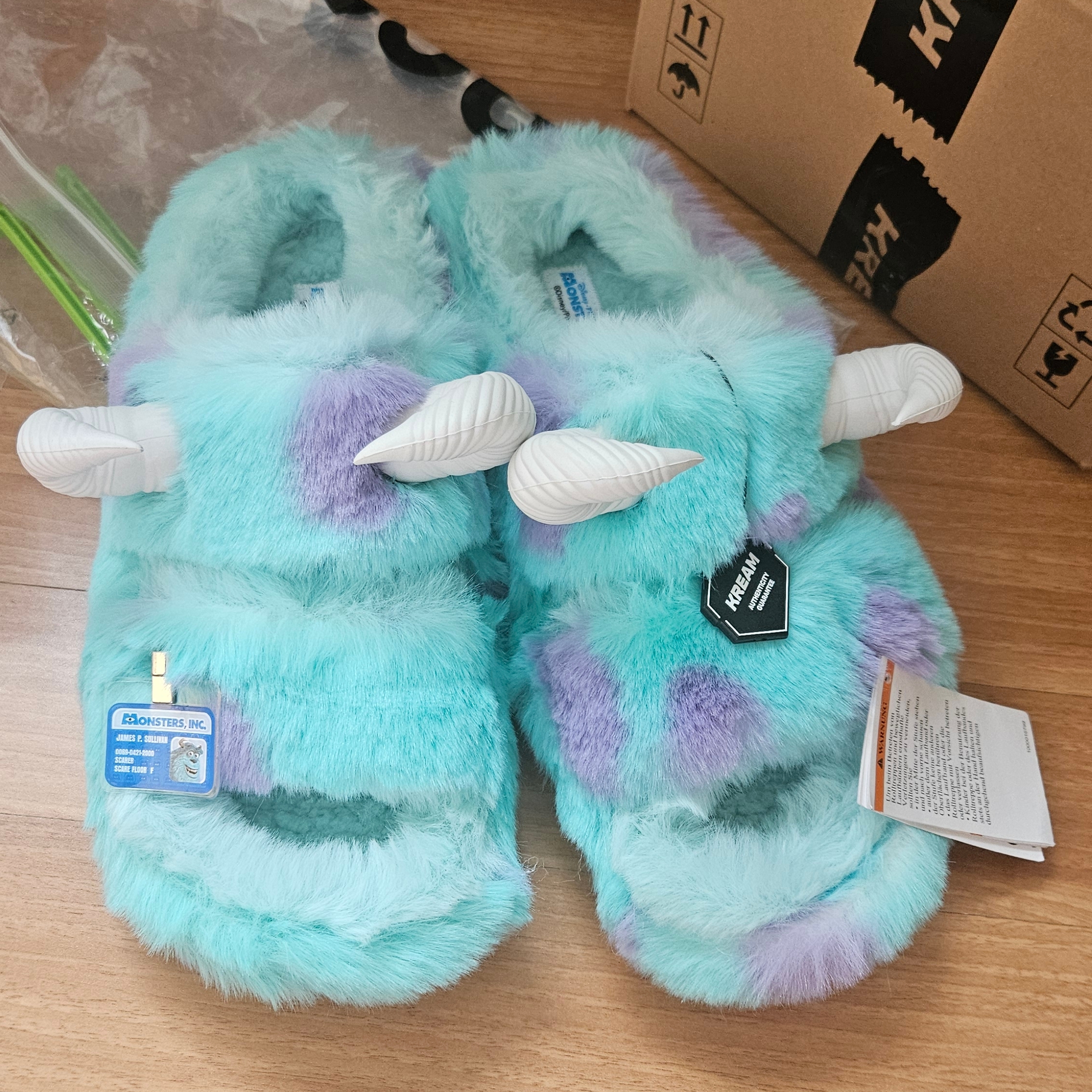 Crocs x Disney Pixar Monters, Inc. Sulley Classic Cozzzy Sandal Multi 착용 스타일 - 1