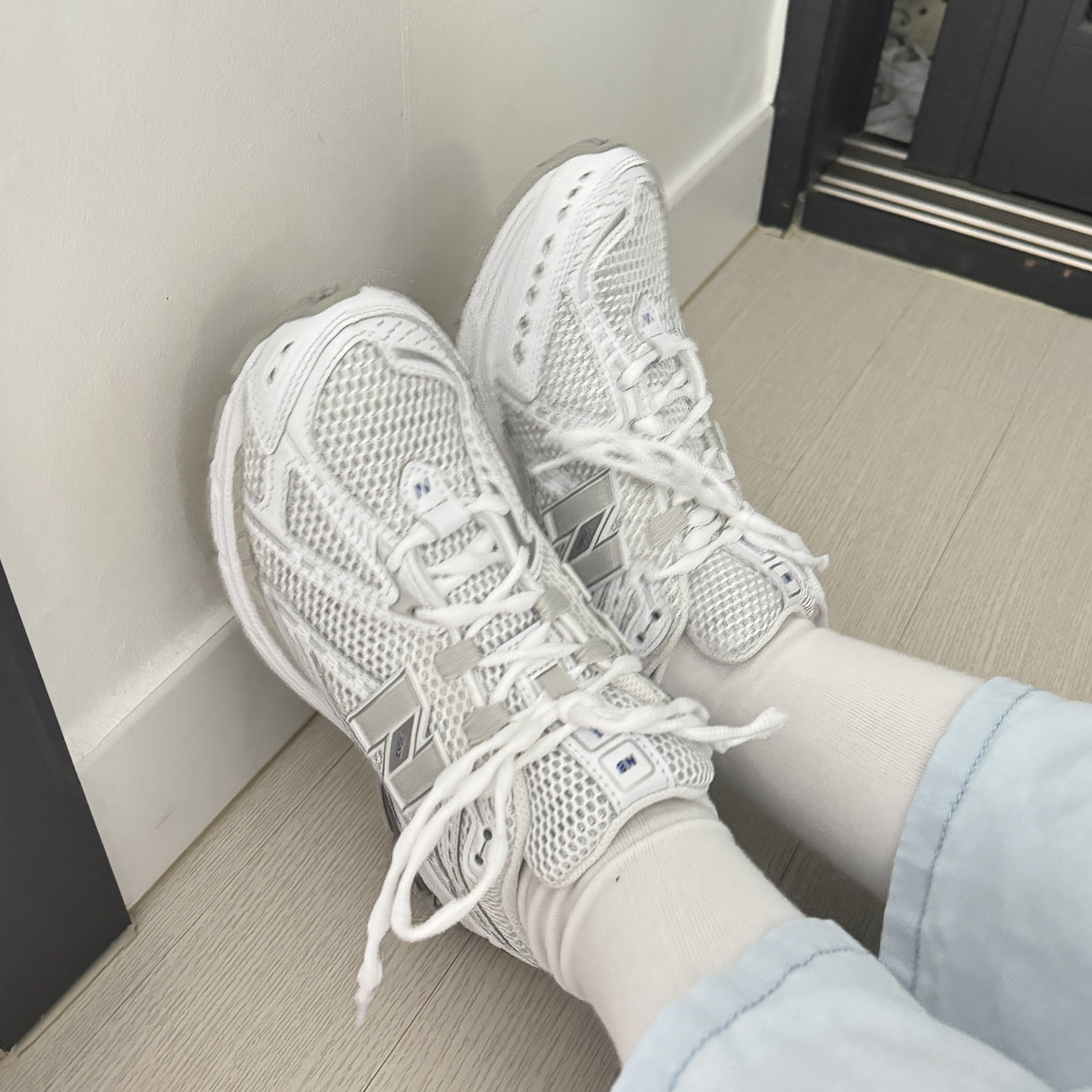 New Balance 1906R White Team Royal 착용 스타일