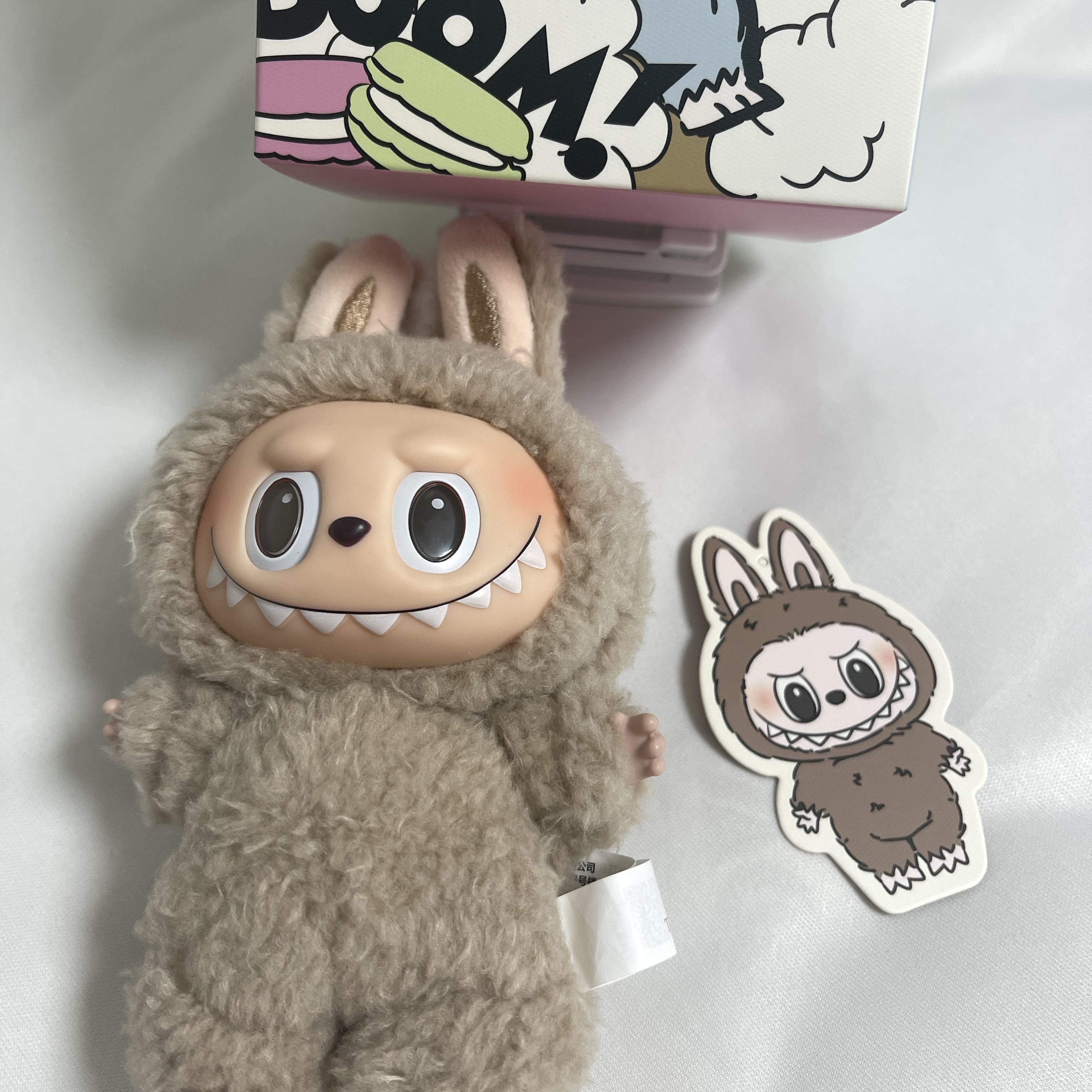 Pop Mart The Monsters Labubu Tasty Macarons Series Sealed Case (6 Blind Boxes), Pop Mart Labubu The Monsters Labubu Tasty Macarons Series Toffe Keyring (Opened Case) 착용 스타일