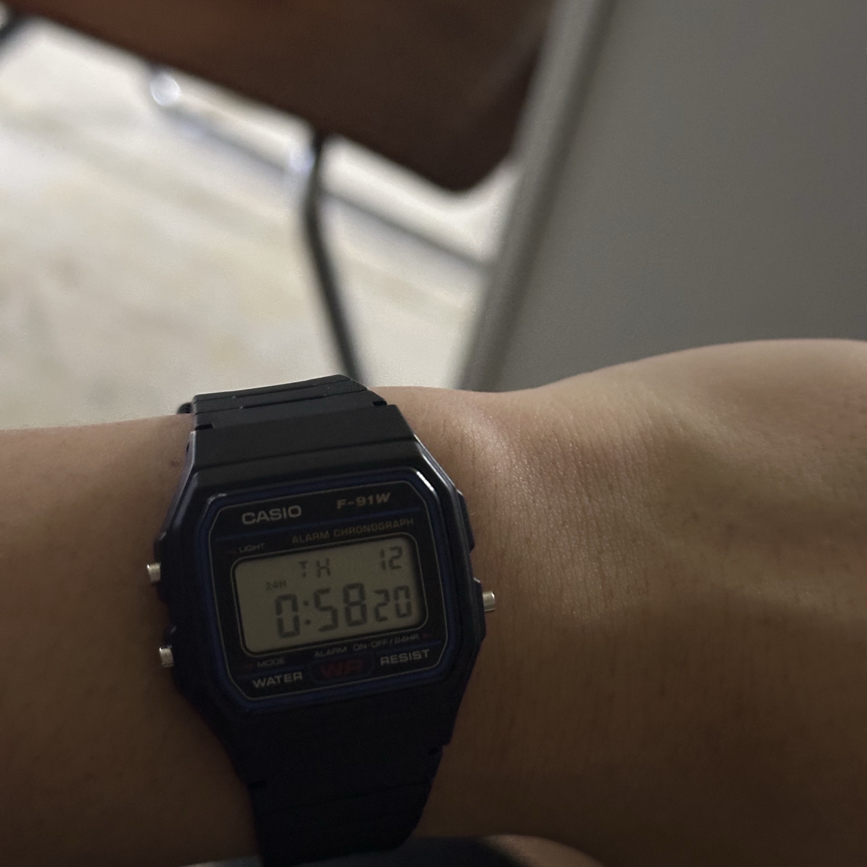 Casio F-91W-1 착용 스타일