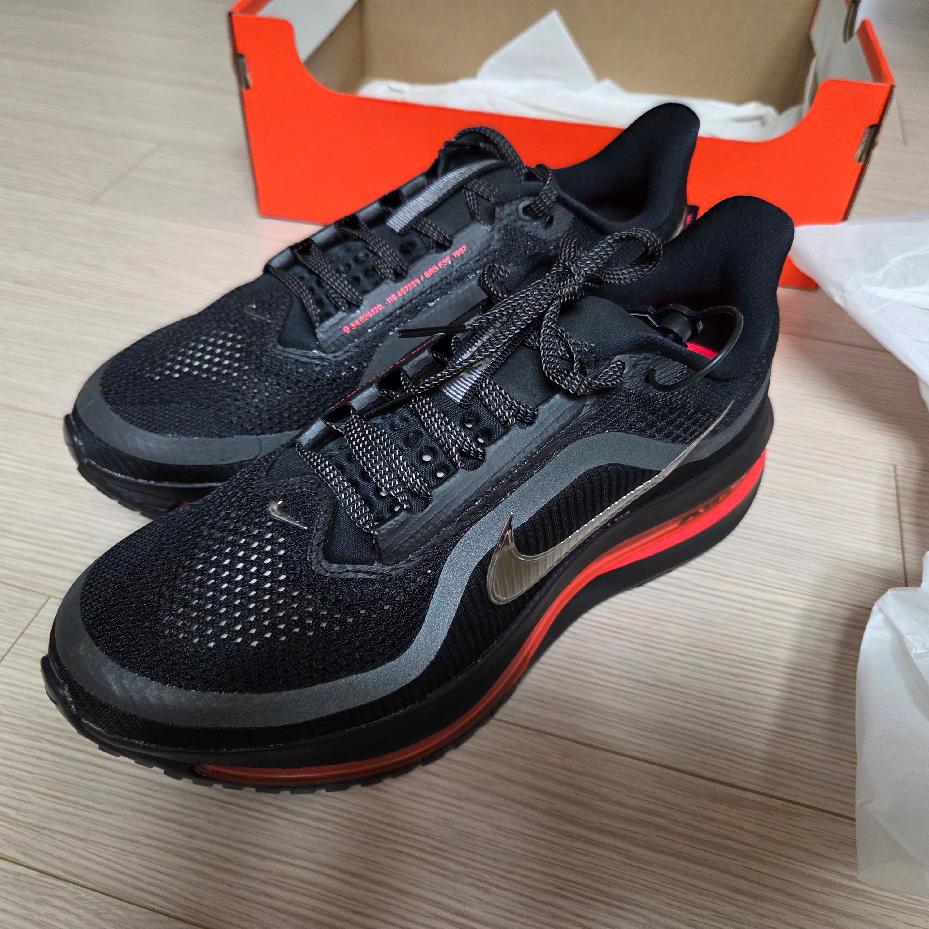 Nike Pegasus Premium Black Bright Crimson 착용 스타일