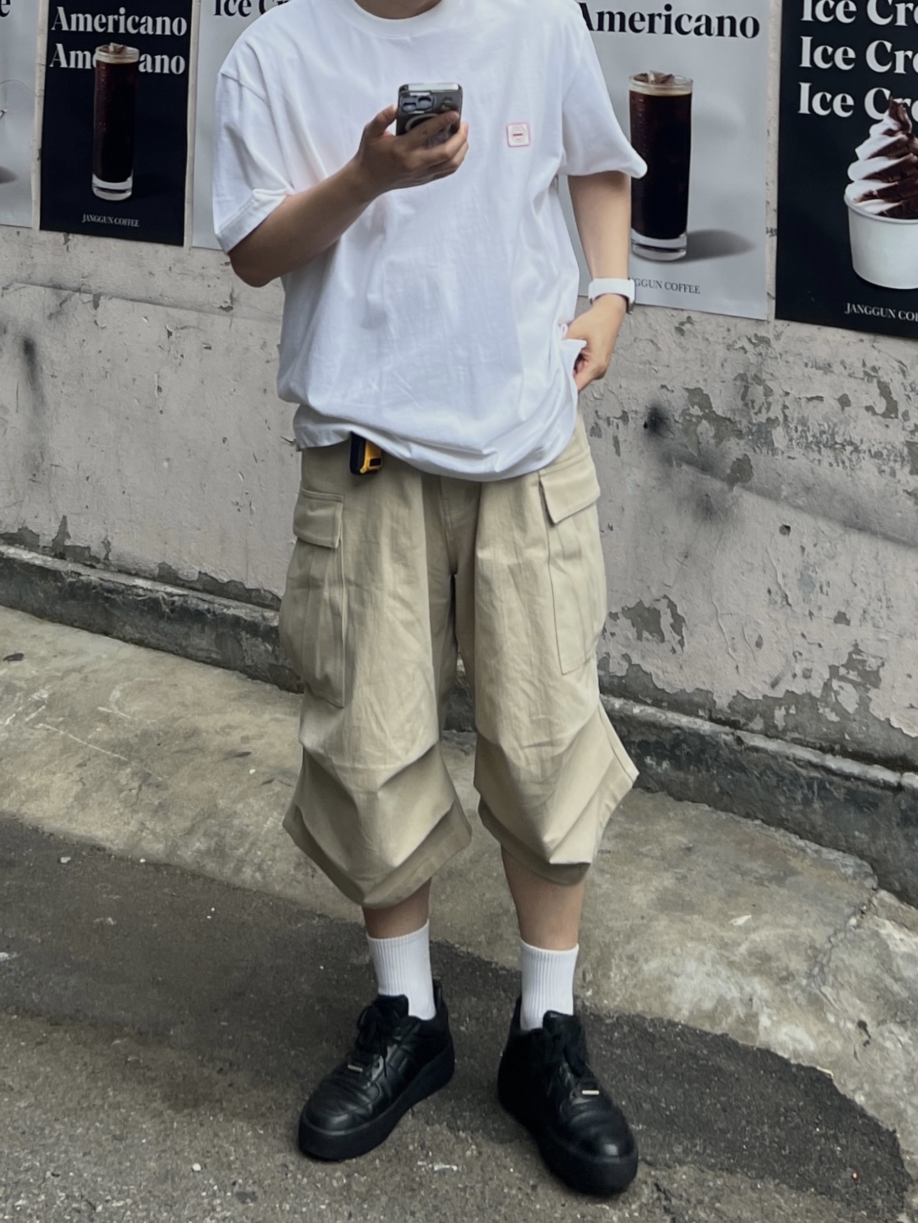 Nonnod Side Cargo Shorts Beige, Solid Homme Butterfly Graphic T-Shirt White - 23SS 착용 스타일