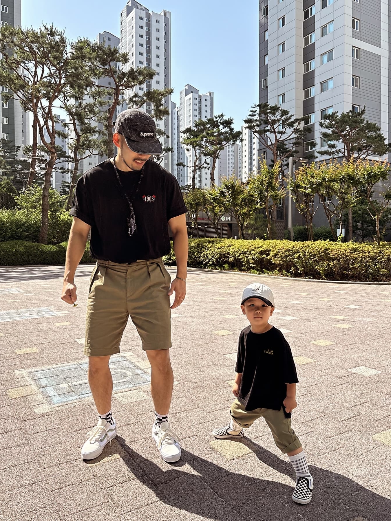 Vans ComfyCush Old Skool Growing Everyday White Green, Supreme Punched Denim Camp Cap Black - 23FW 착용 스타일 - 1