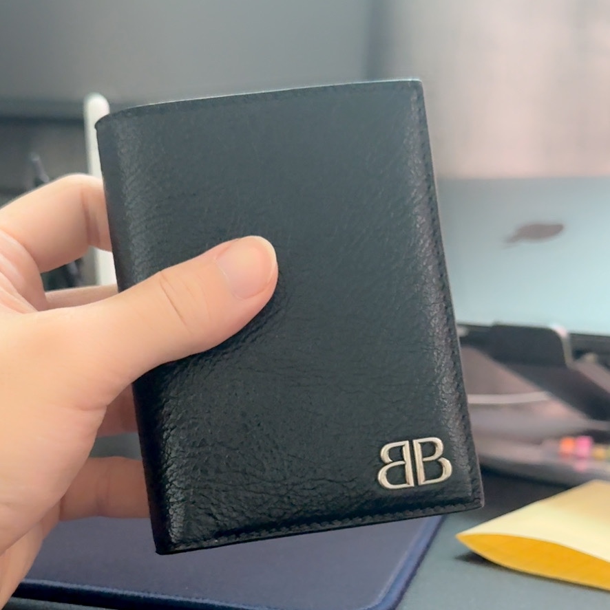 Balenciaga Monaco Vertical Bifold Wallet Black 착용 스타일