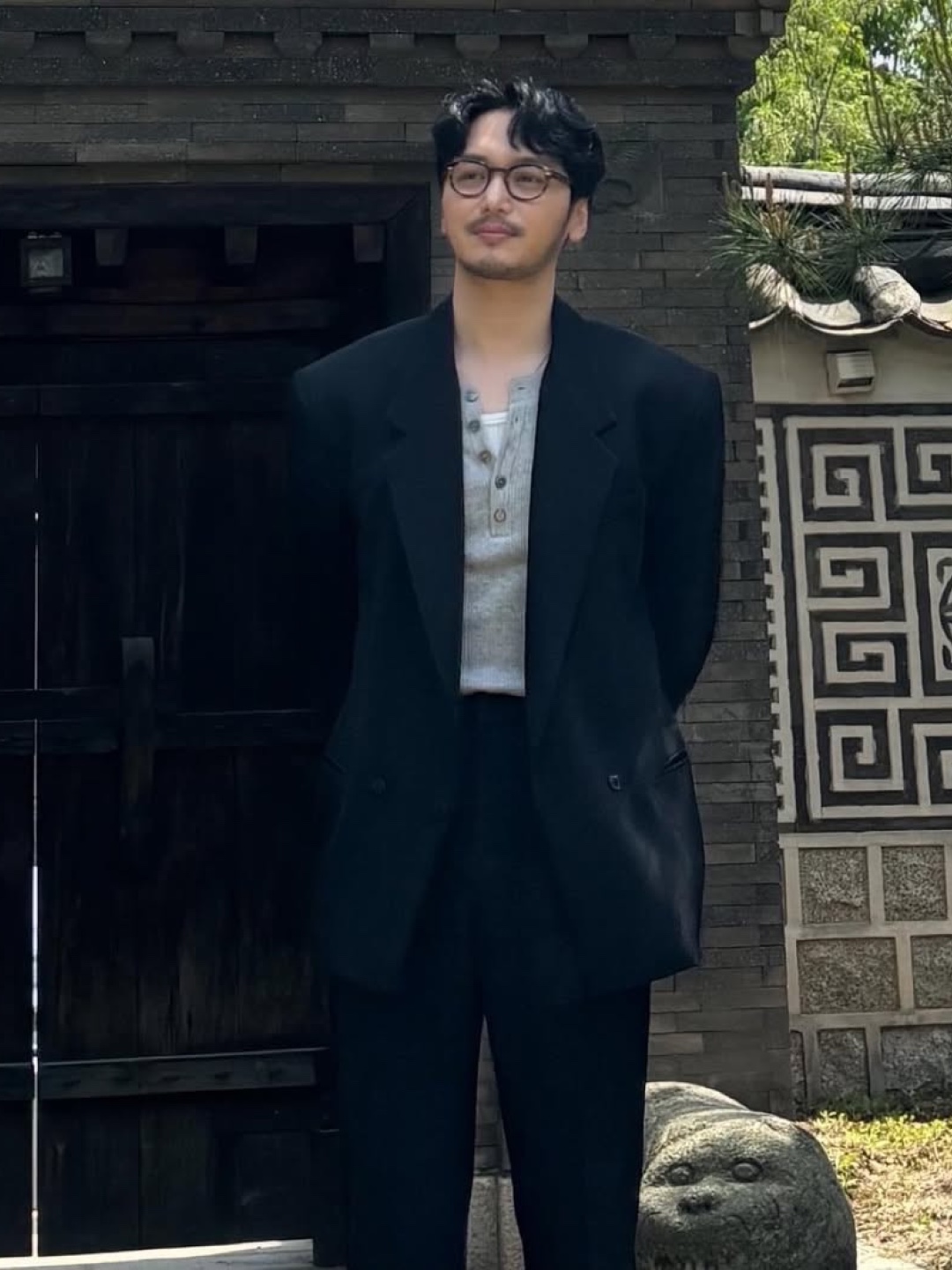 N ARCHIVE Linen Blended Vintage Garment Henry Neck Knit Ivory, Sapiens Waffle Henry Neck Over Fit Short Sleeves White 착용 스타일 - 4