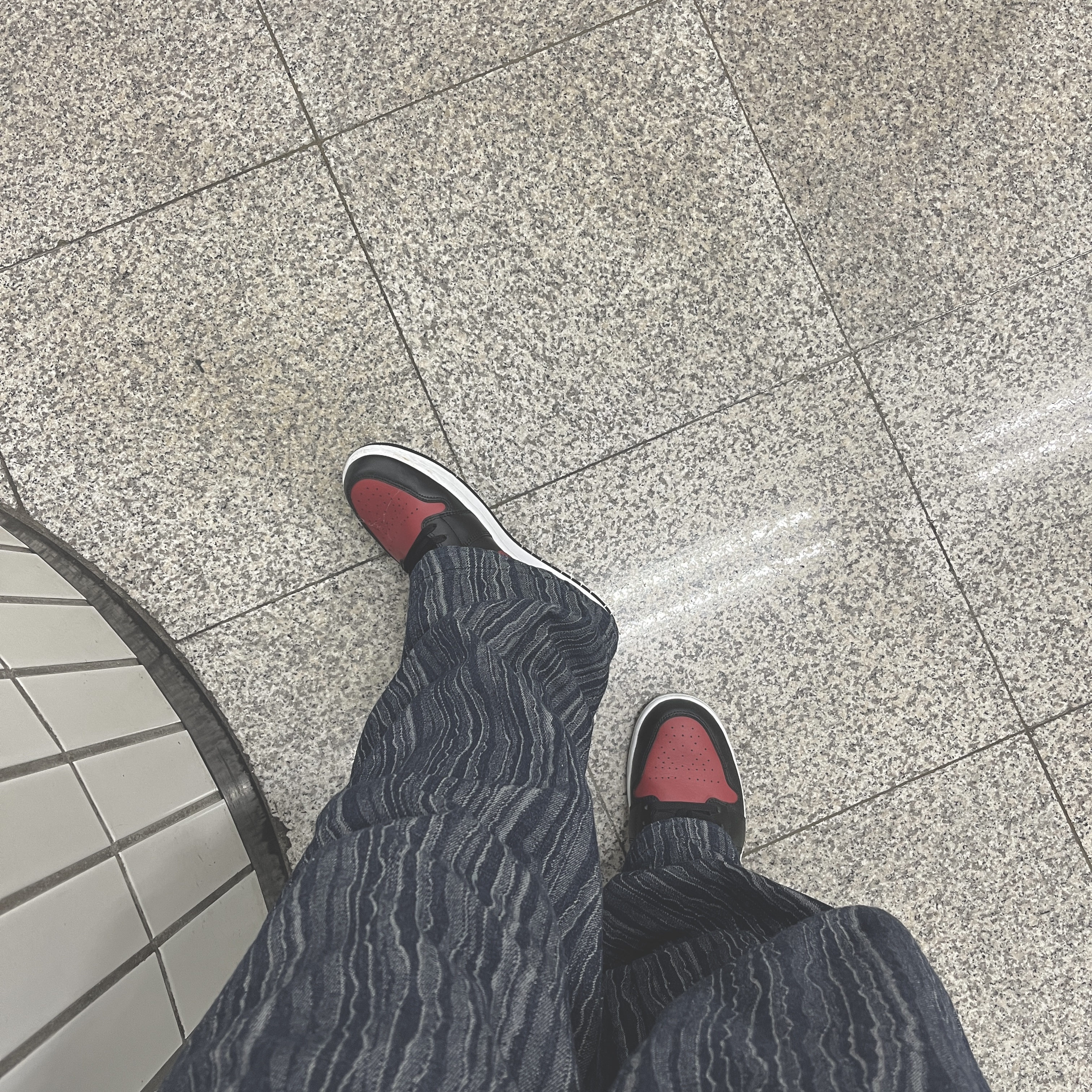 Jordan 1 Low Black Varsity Red 착용 스타일