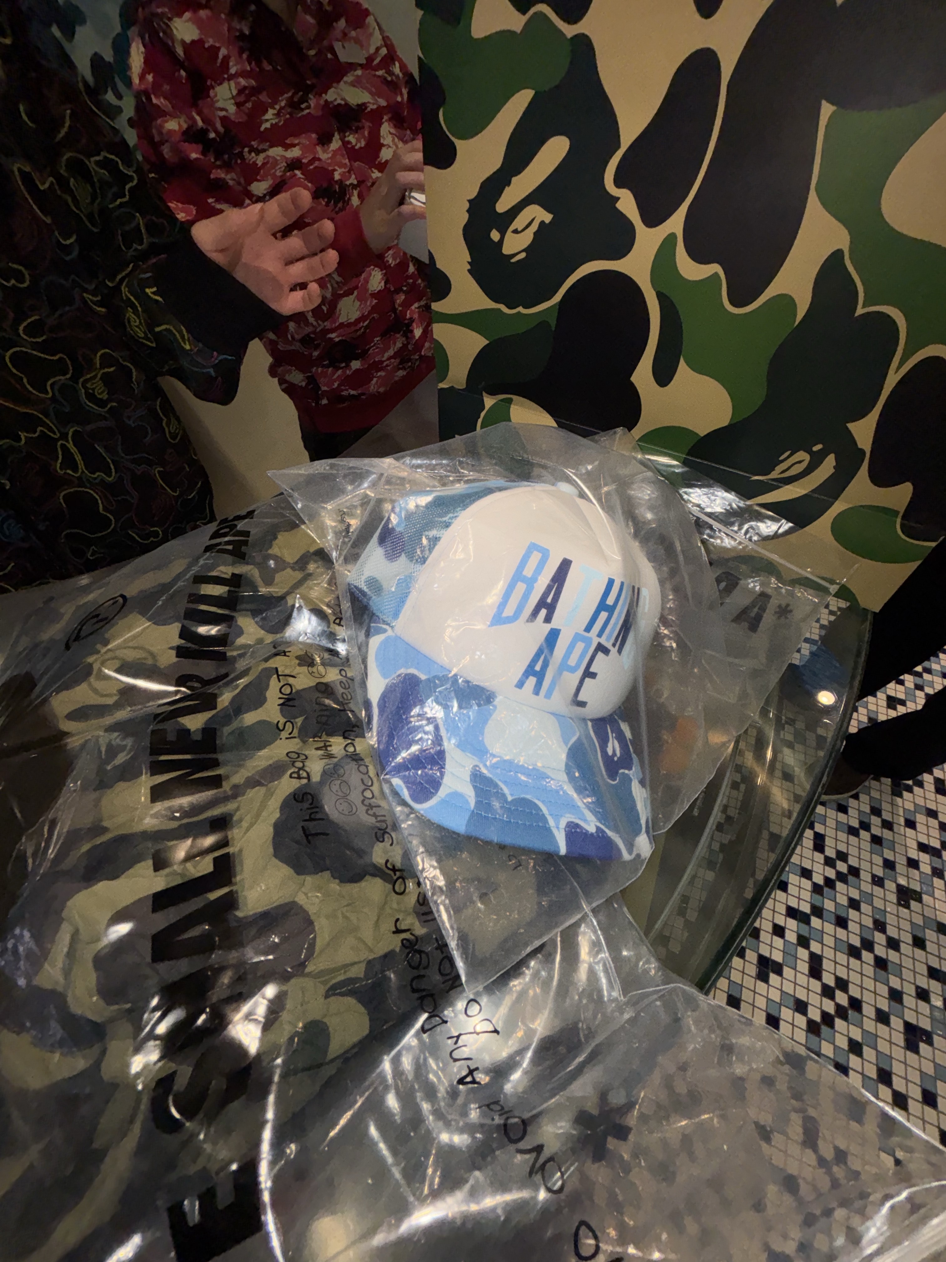 BAPE Crinkle Effect 1st Camo Half Zip Hoodie Jacket Green, BAPE ABC Camo NYC Logo Mesh Cap Blue 착용 스타일 - 4