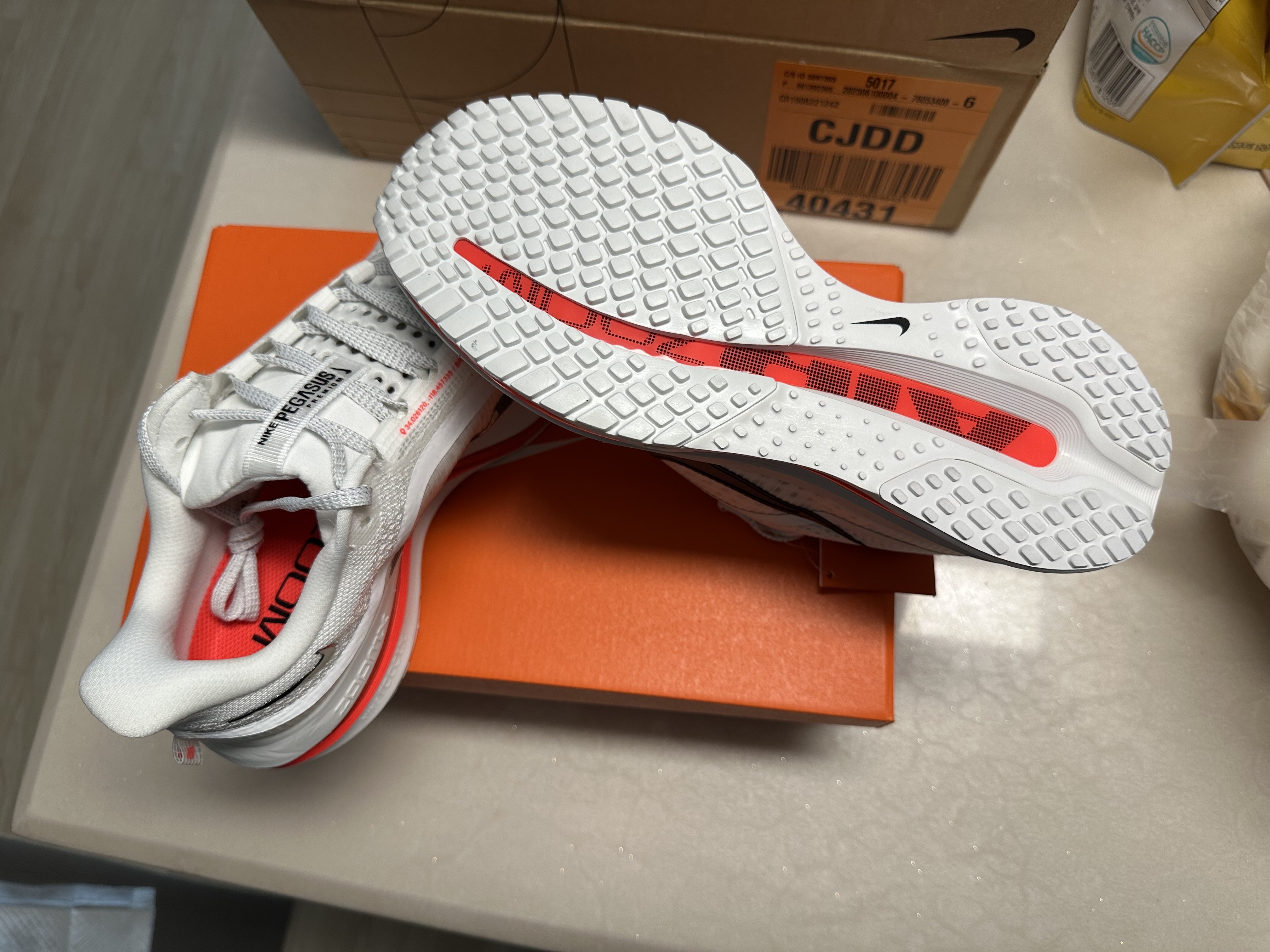 Nike Pegasus Premium Summit White Bright Crimson 착용 스타일 - 5