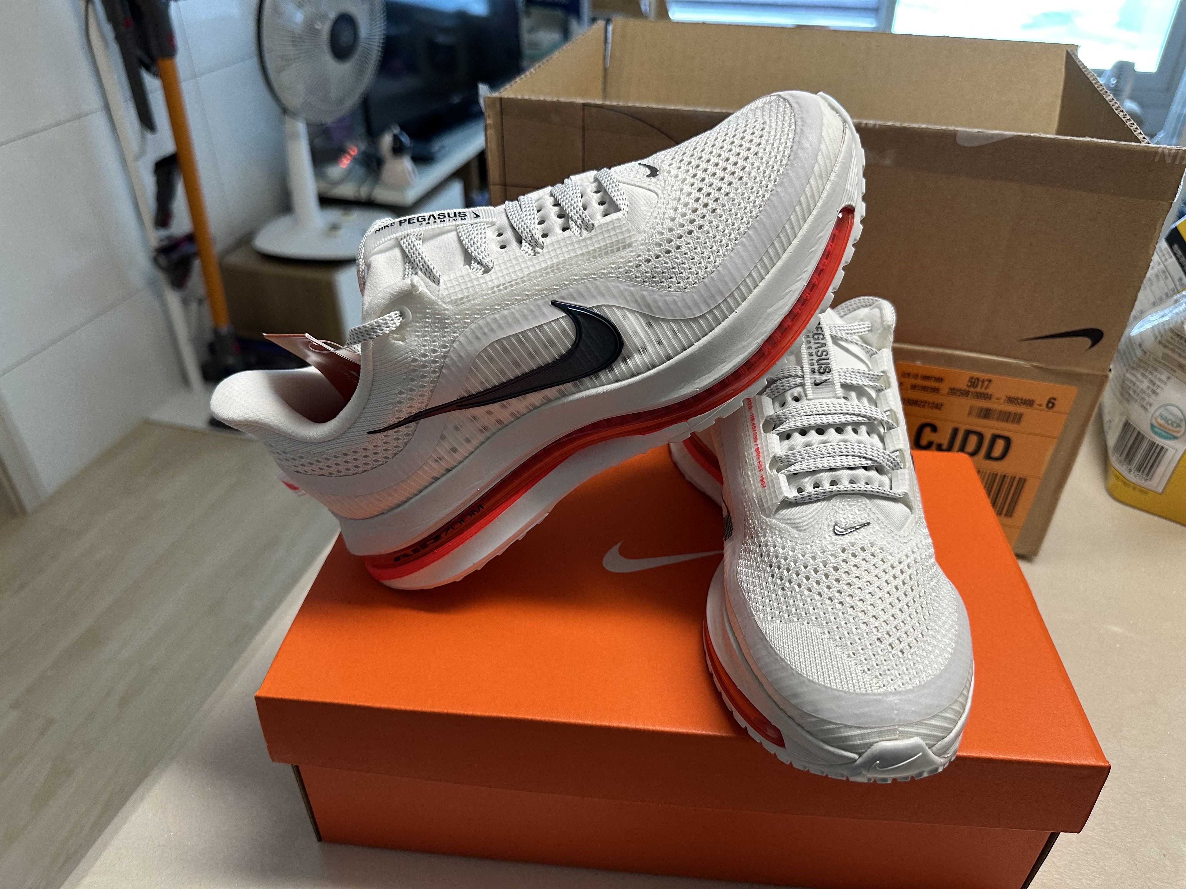 Nike Pegasus Premium Summit White Bright Crimson 착용 스타일 - 8