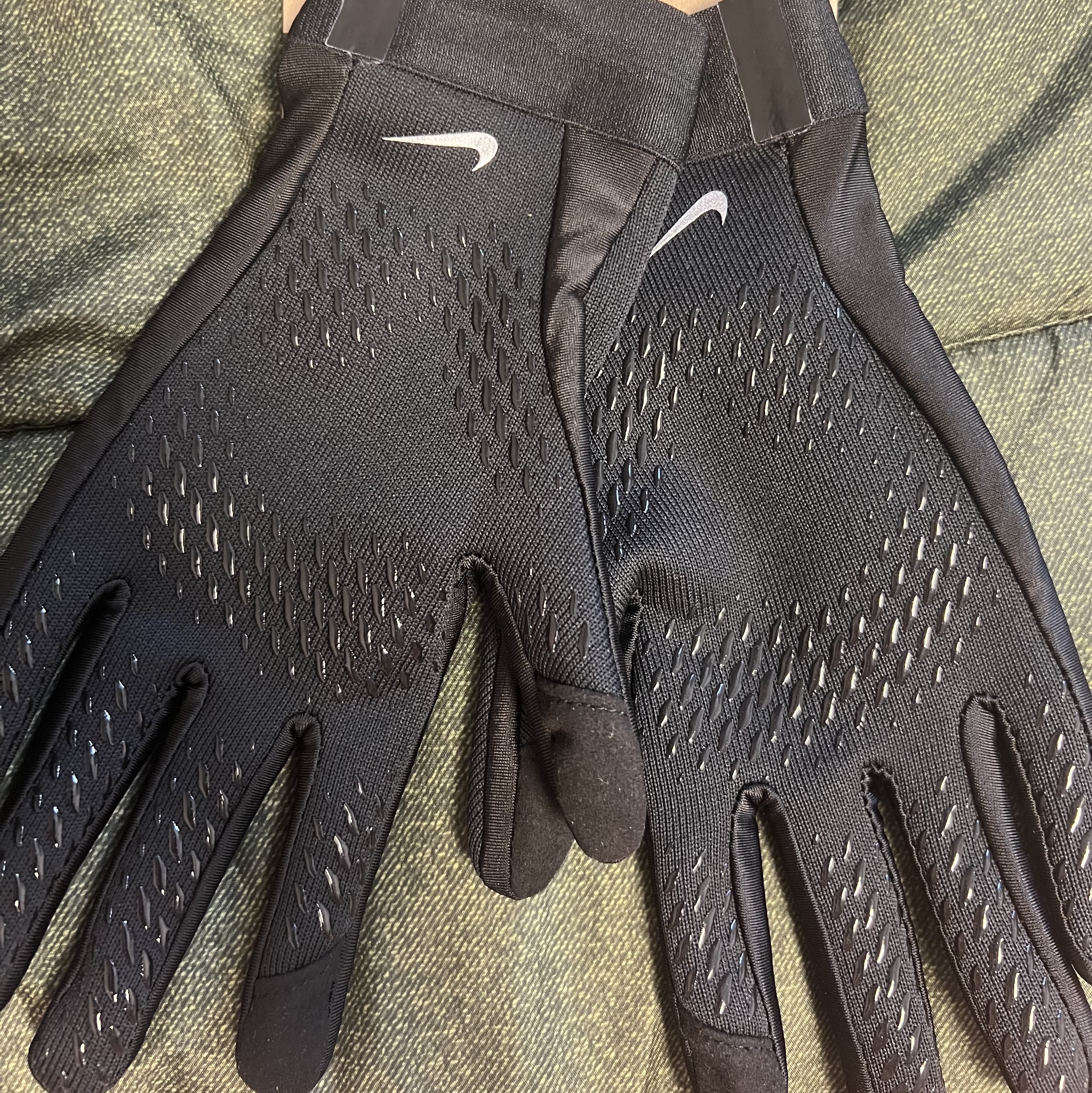 Nike Therma-Fit Academy Football Gloves Black Volt 착용 스타일 - 2