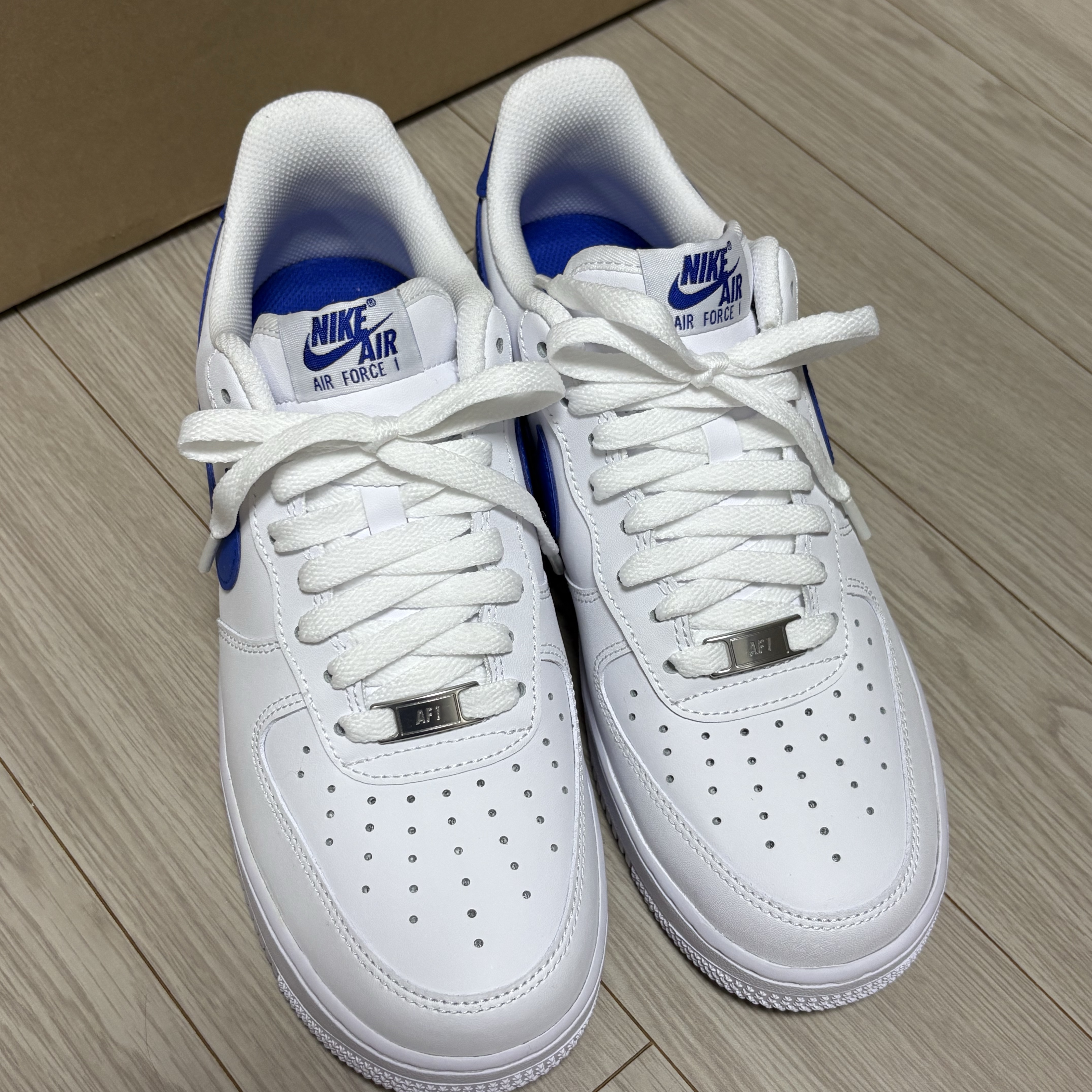 Nike Air Force 1 '07 White Hyper Royal 착용 스타일