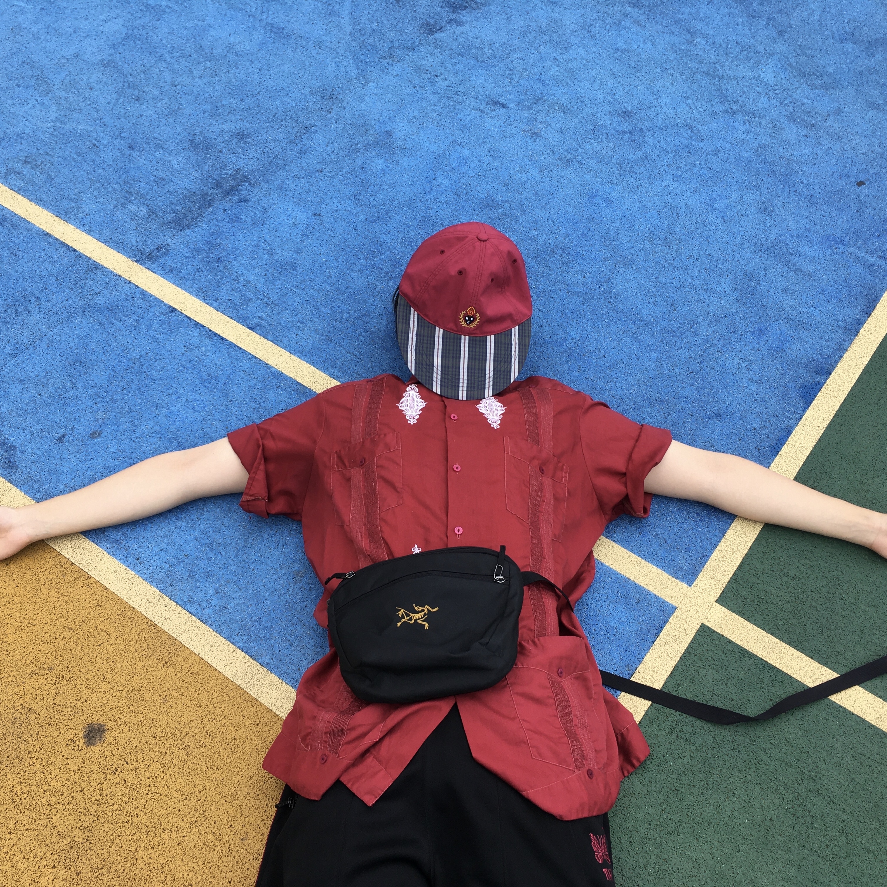 Arc'teryx Mantis 2 Waistpack 24K Black, Needles x TW H.D. Track Pants Black Red 착용 스타일