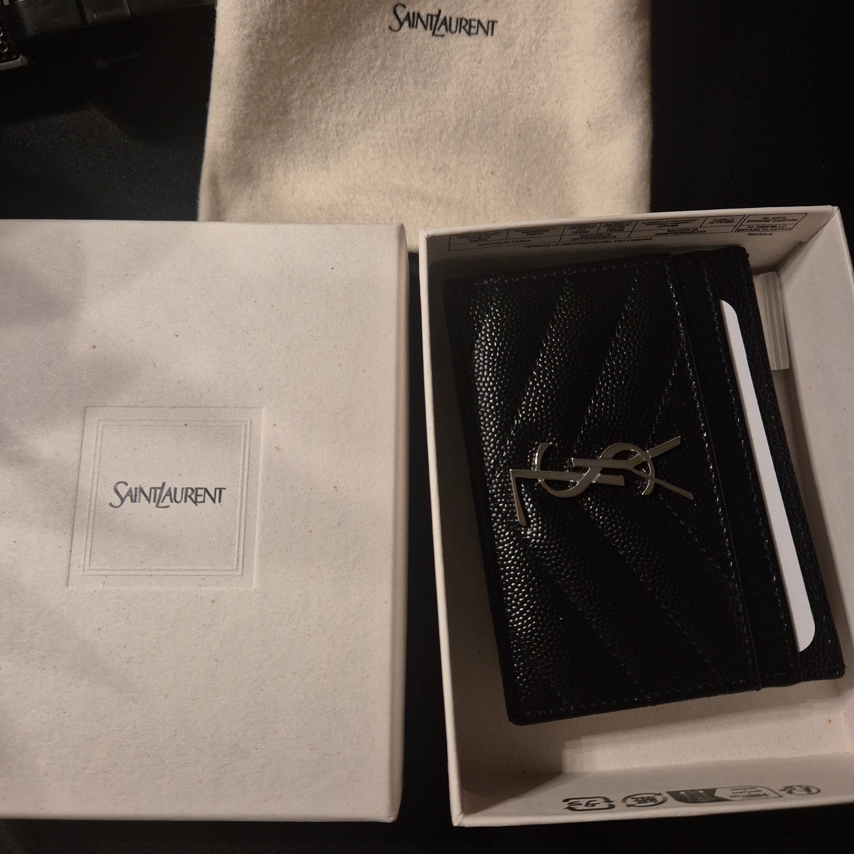 Saint Laurent Cassandre Matelasse Card Case in Grain De Poudre Embossed Leather Black 착용 스타일