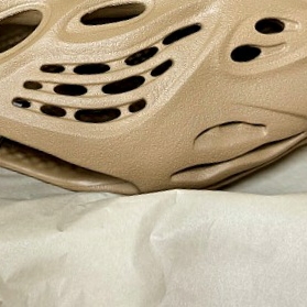 Adidas Yeezy Foam RNNR Clay Taupe 착용 스타일