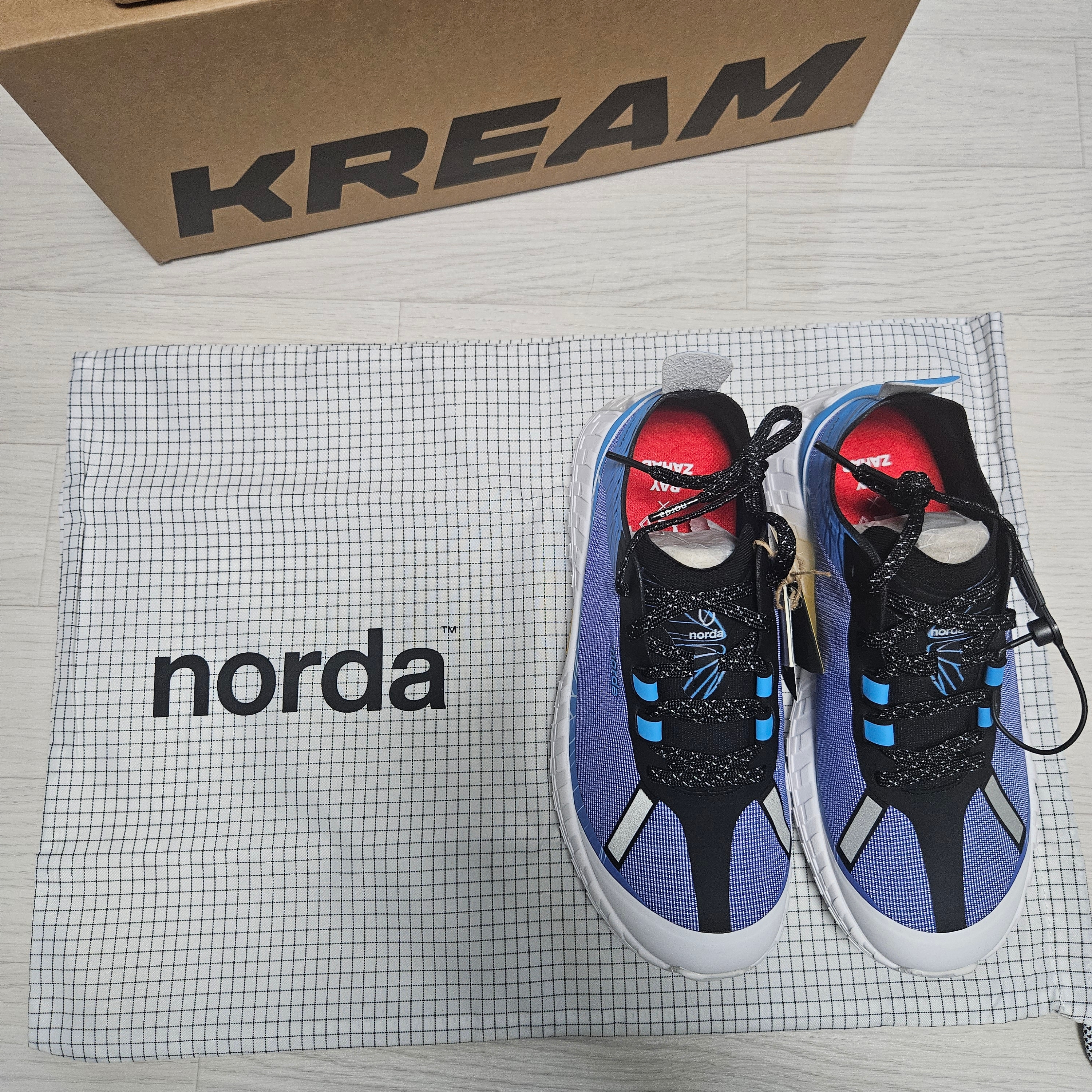 (W) Norda x Ray Zahab 001 Azure Blue 착용 스타일