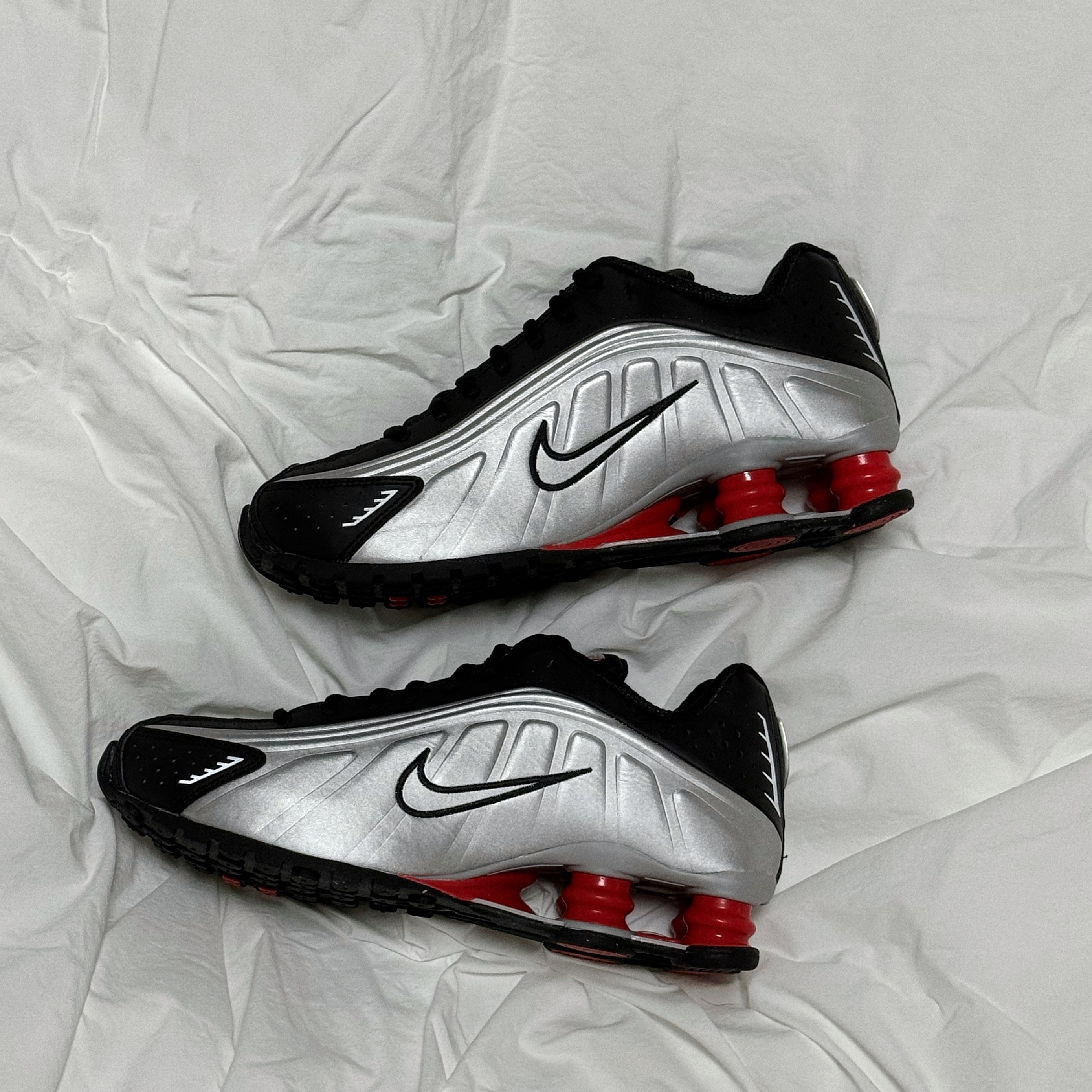 Nike Shox R4 Metallic Silver Red 착용 스타일