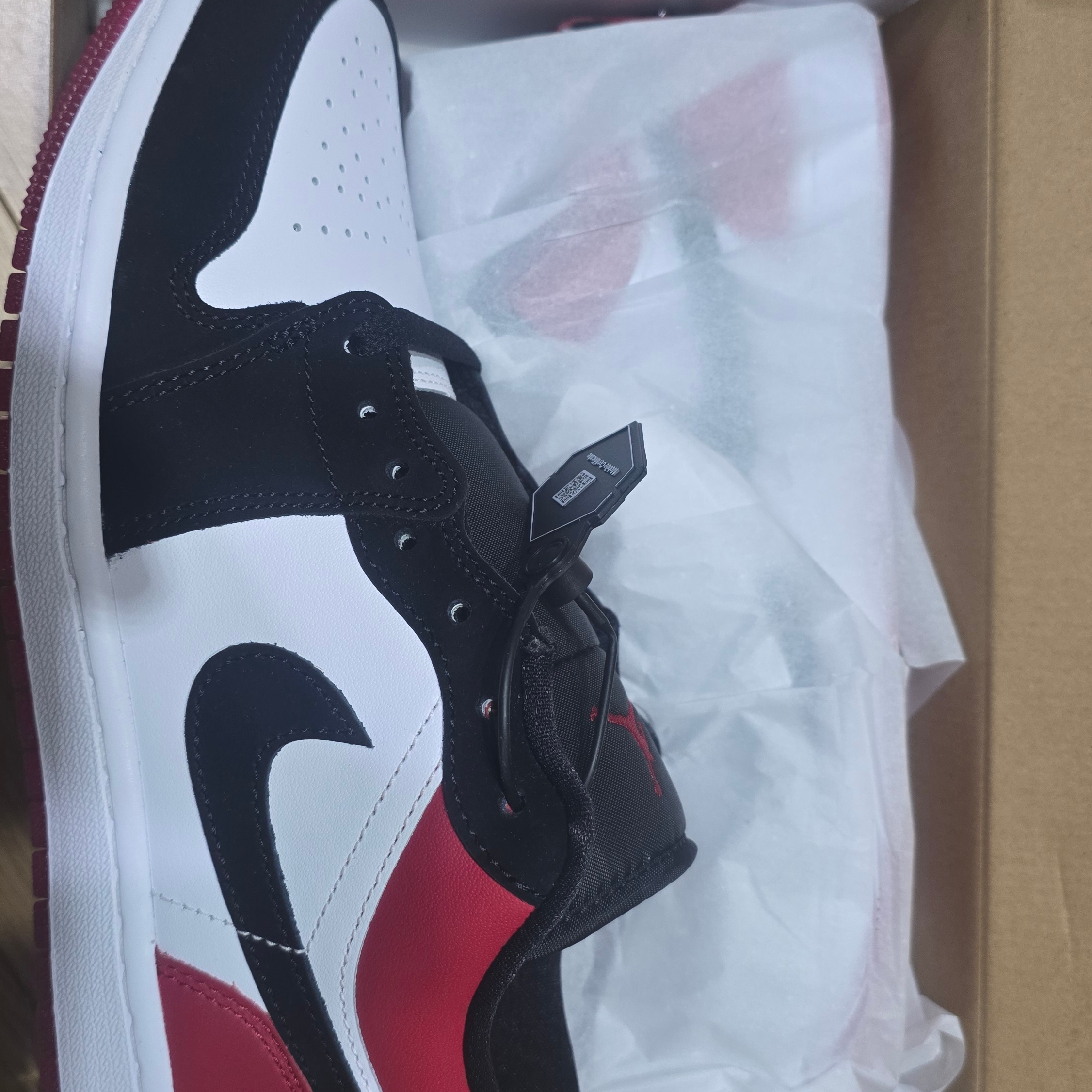 Jordan 1 Low SE White Varsity Red 착용 스타일