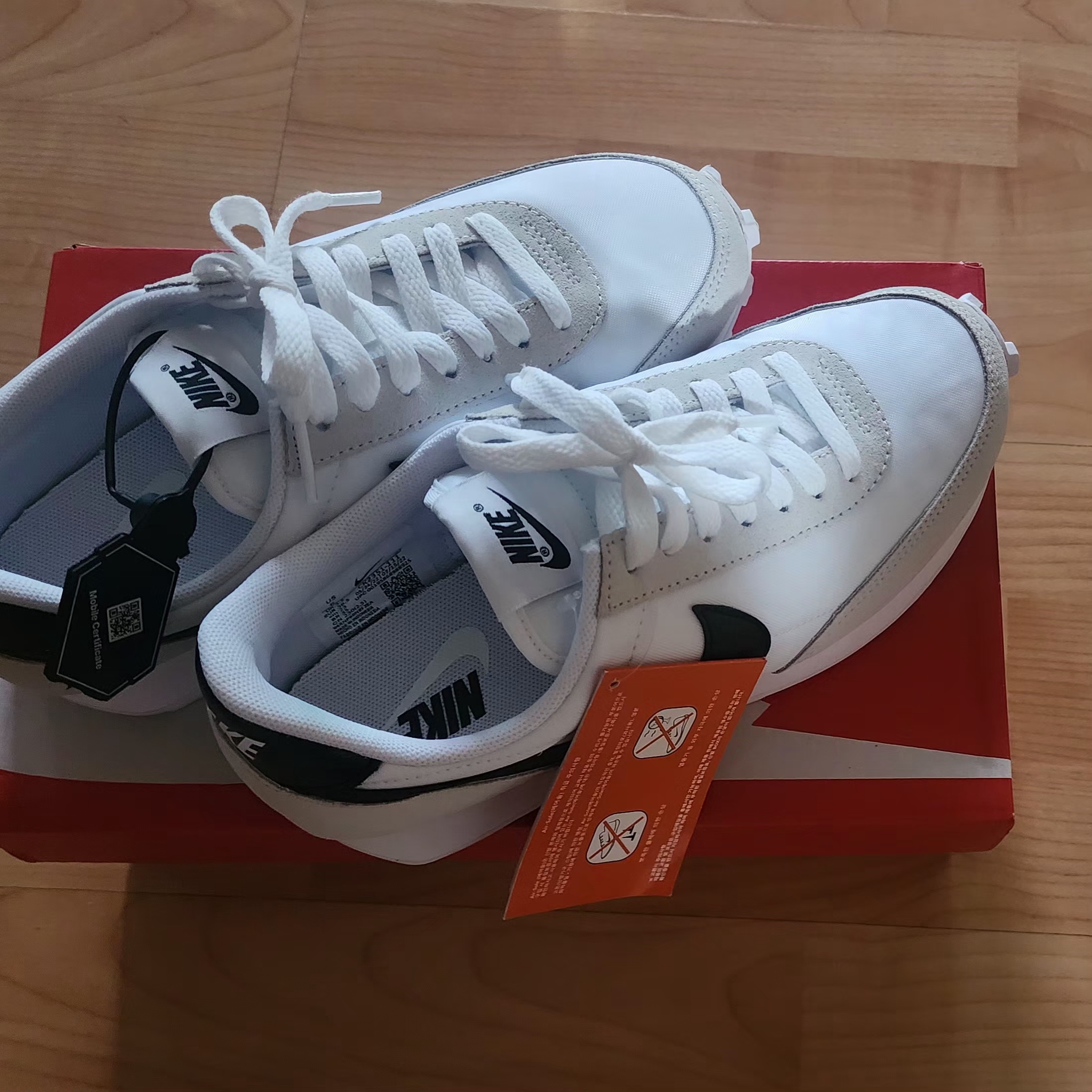 (W) Nike Daybreak Summit White Black 착용 스타일 - 1