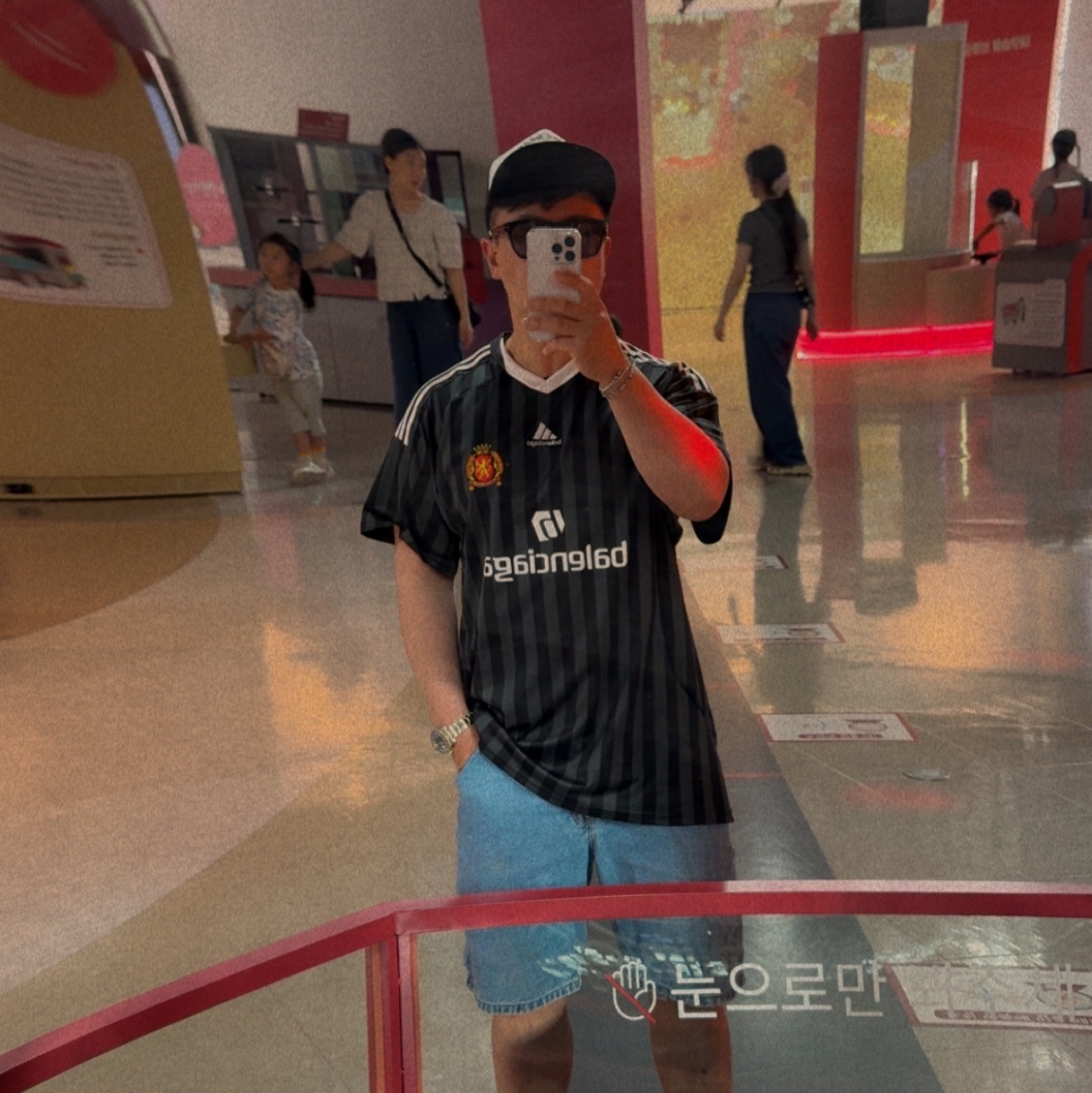 Balenciaga x Adidas Oversized Football T-Shirt Black, Rolex Submariner Date 41mm 126613LB Royal Blue Oyster 착용 스타일